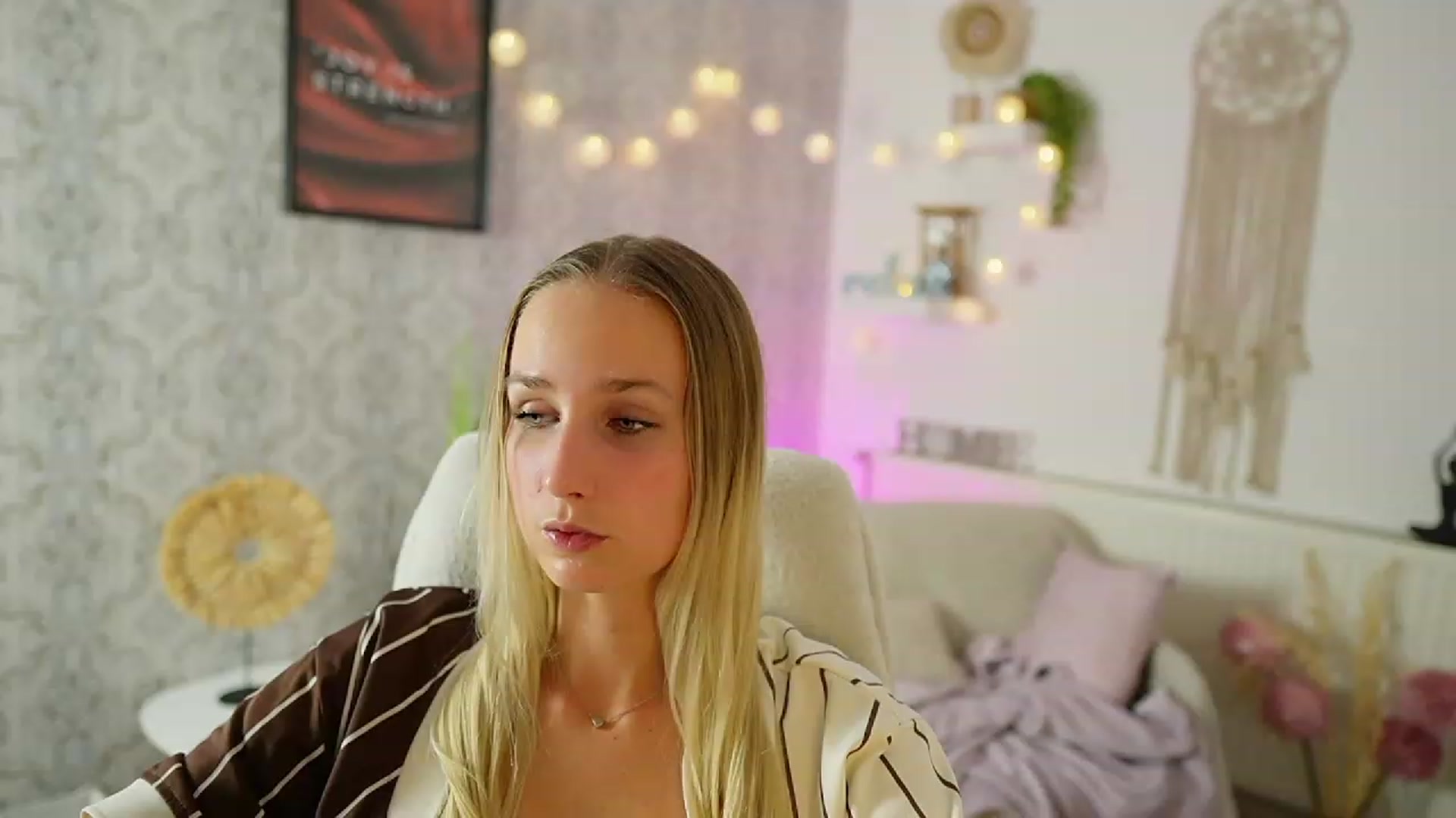 Gallery image thumbnail from Amy_Rea18's myfreecams stream on, 09/14/2023, 21:00 image 12 of 20