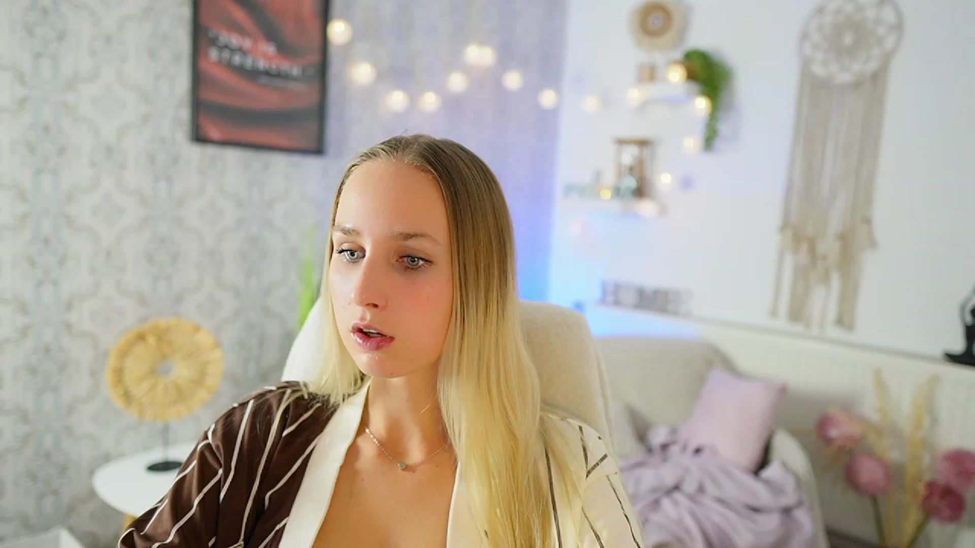 Gallery image thumbnail from Amy_Rea18's myfreecams stream on, 09/14/2023, 21:00 image 6 of 20