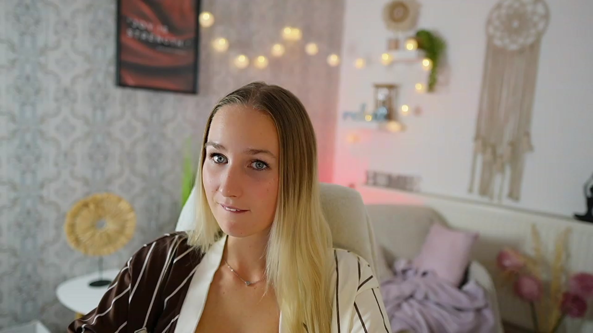 Gallery image thumbnail from Amy_Rea18's myfreecams stream on, 09/14/2023, 21:00 image 7 of 20