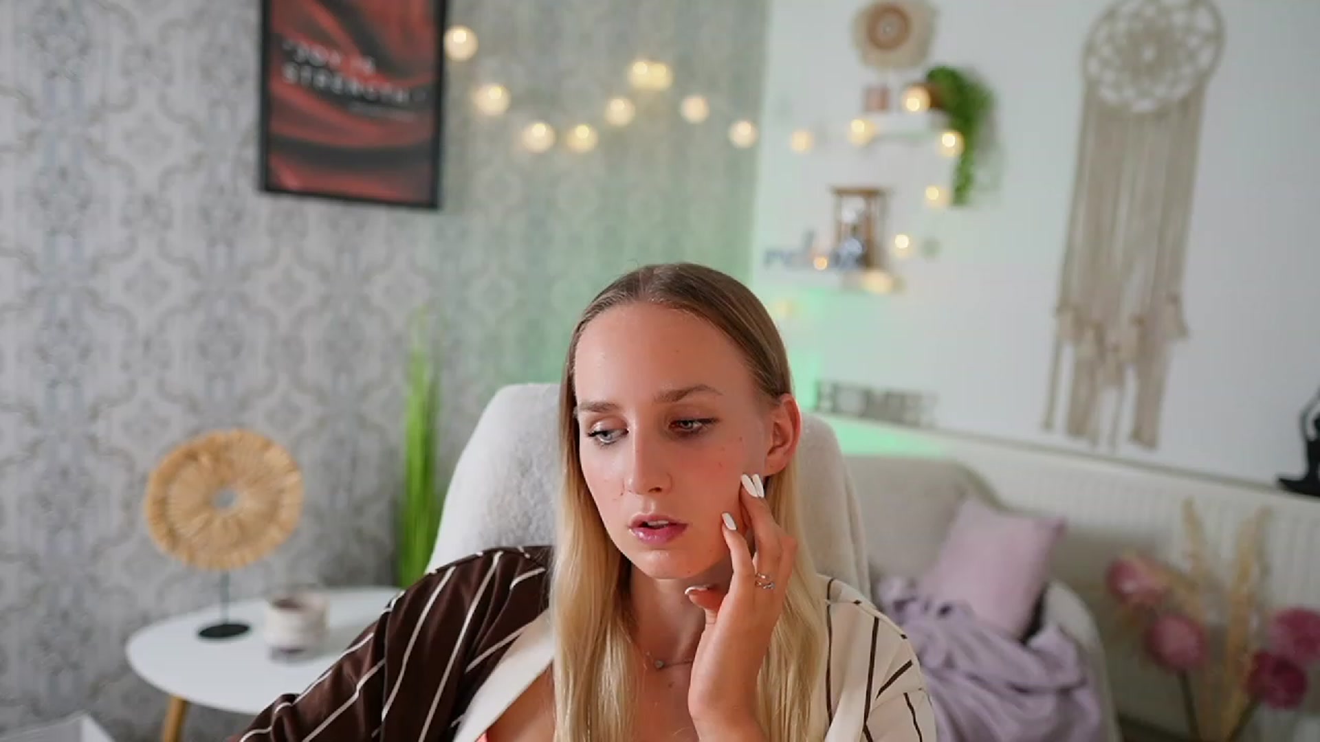 Gallery image thumbnail from Amy_Rea18's myfreecams stream on, 09/14/2023, 21:00 image 20 of 20