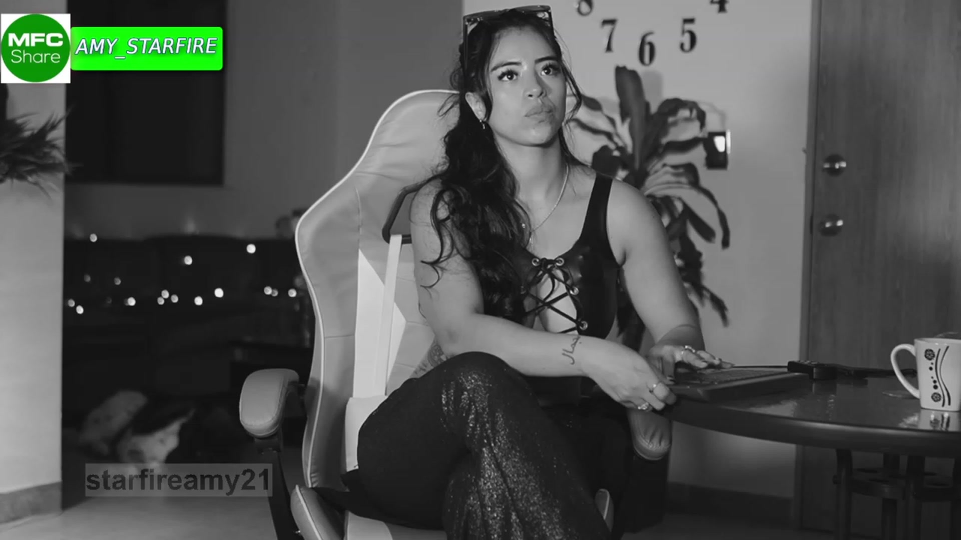 Gallery image thumbnail from Amy_Starfire's myfreecams stream on, 10/27/2023, 02:32 image 17 of 20