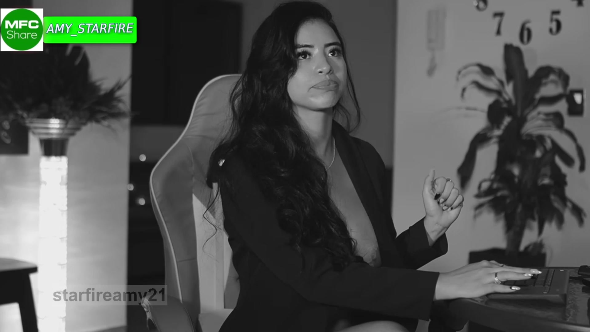 Gallery image thumbnail from Amy_Starfire's myfreecams stream on, 10/27/2023, 07:00 image 7 of 20