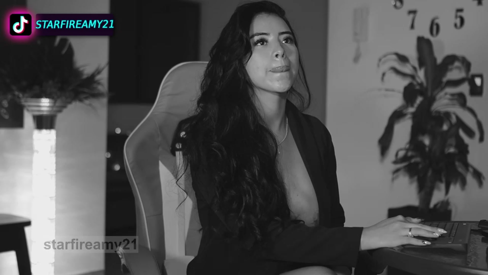 Gallery image thumbnail from Amy_Starfire's myfreecams stream on, 10/27/2023, 07:00 image 5 of 20
