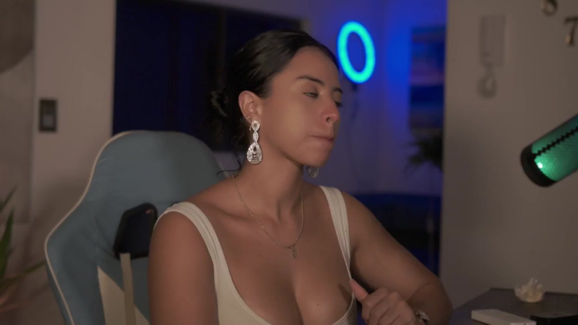 Gallery image thumbnail from Amy_Starfire's myfreecams stream on, 04/24/2024, 07:35 image 18 of 20