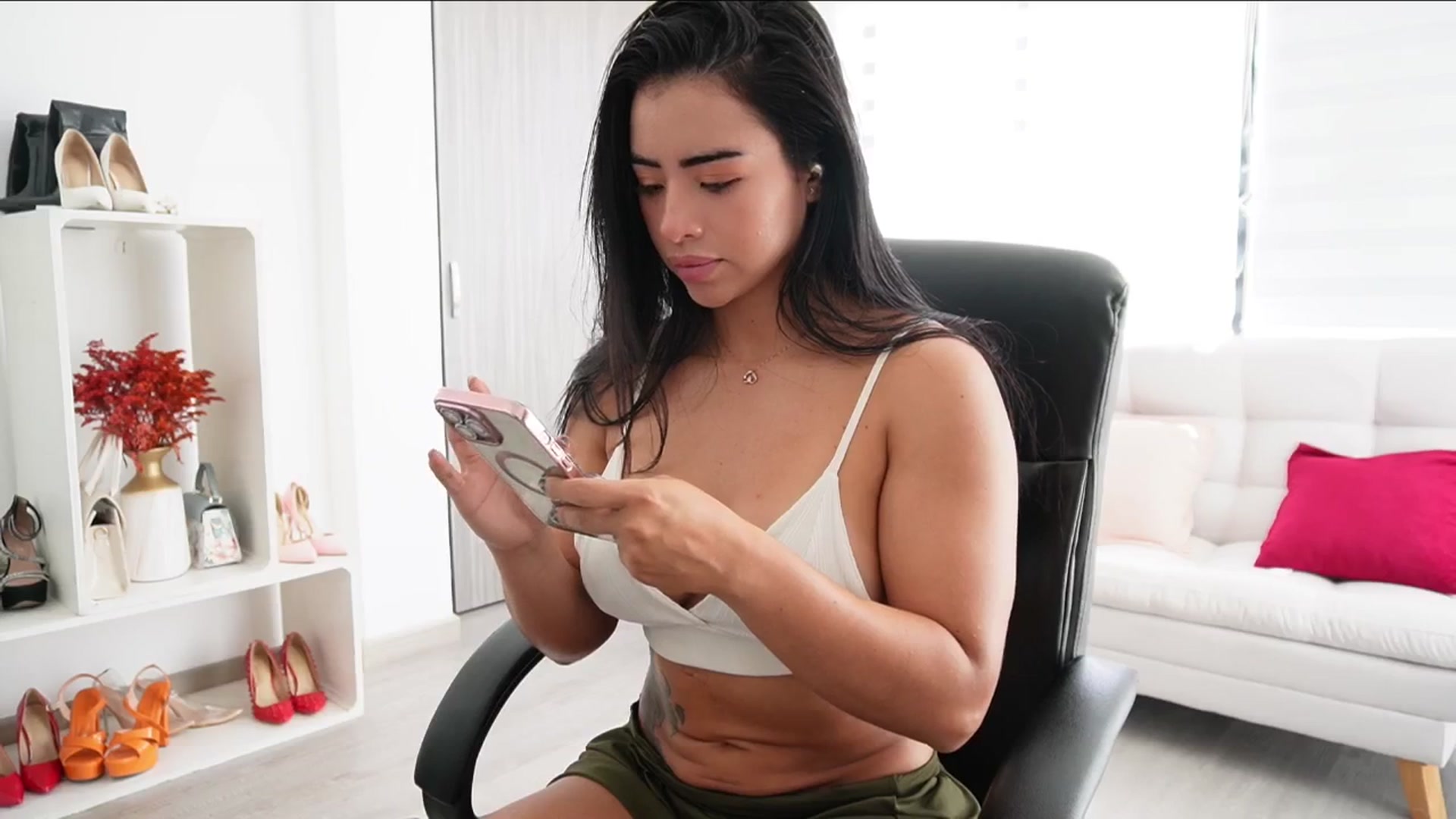 Gallery image thumbnail from Amy_Starfire's myfreecams stream on, 06/26/2025, 17:16 image 19 of 20