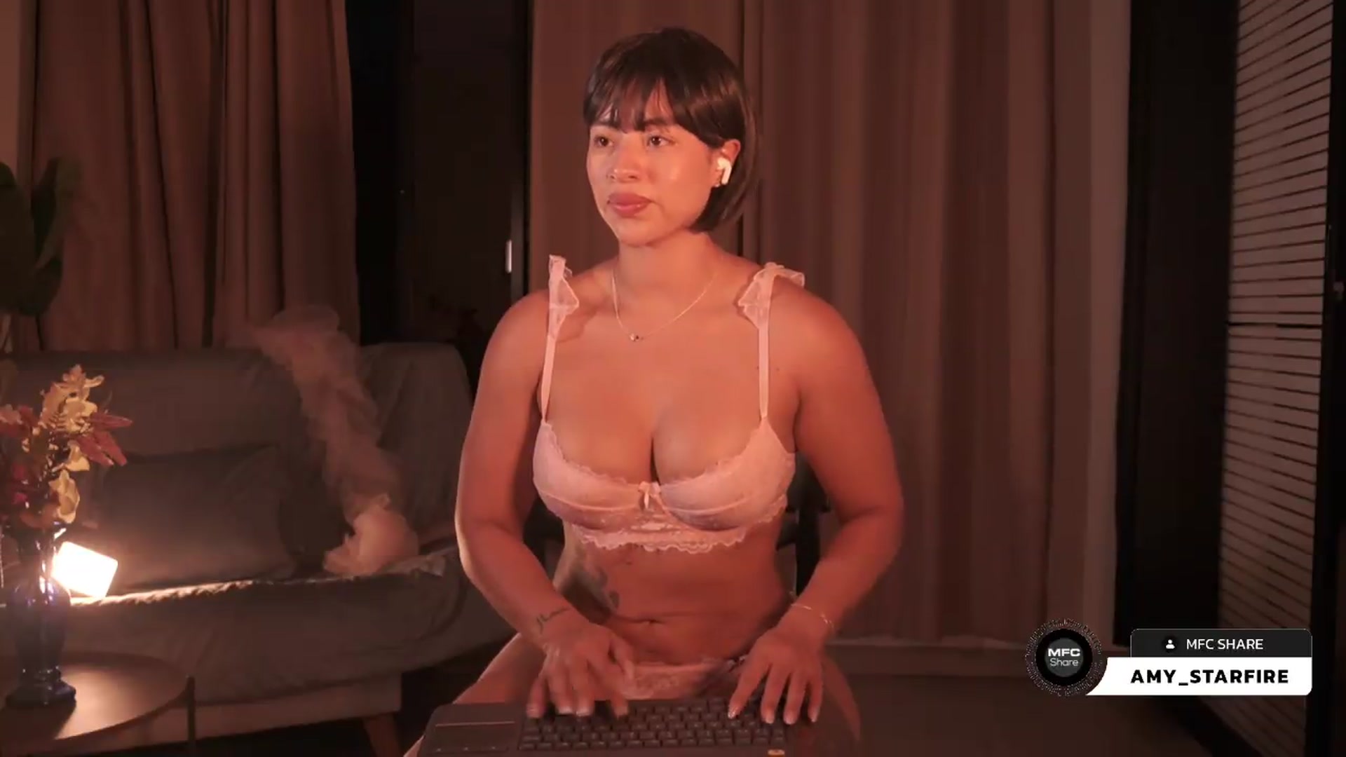 Gallery image thumbnail from Amy_Starfire's myfreecams stream on, 07/31/2026, 23:56 image 17 of 20