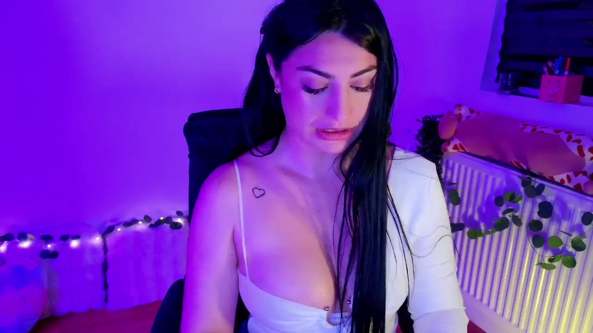 Gallery image thumbnail from Amystique's myfreecams stream on, 05/01/2026, 01:53 image 18 of 20