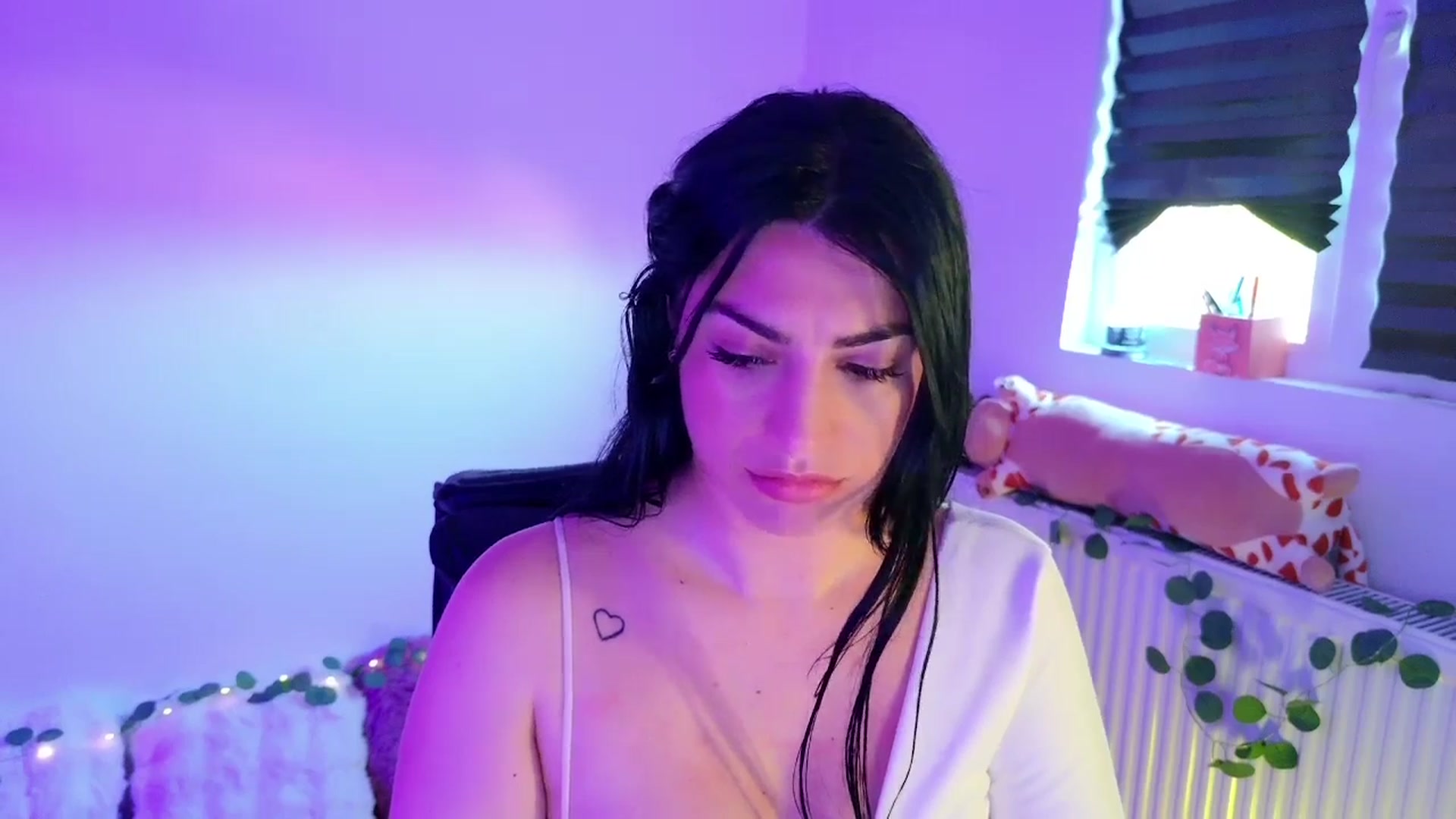 Gallery image thumbnail from Amystique's myfreecams stream on, 05/01/2026, 04:08 image 4 of 20
