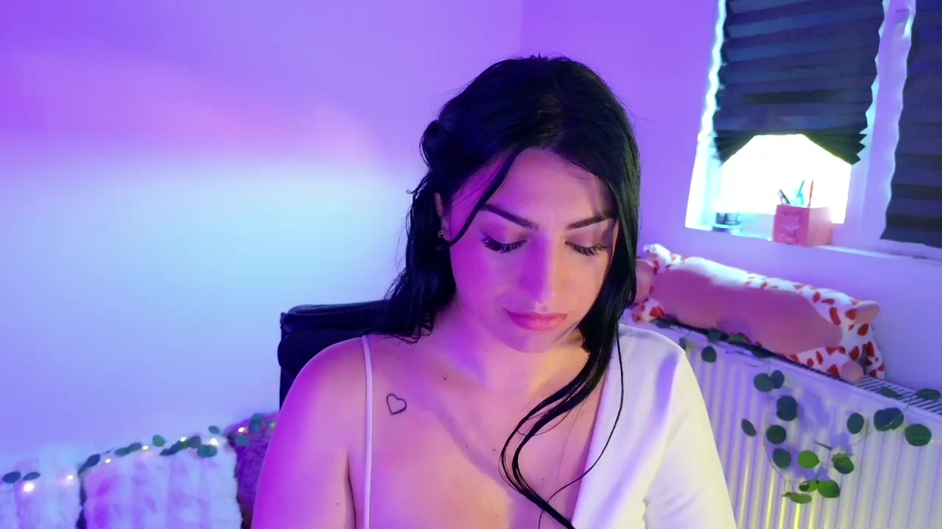 Gallery image thumbnail from Amystique's myfreecams stream on, 05/01/2026, 04:08 image 1 of 20