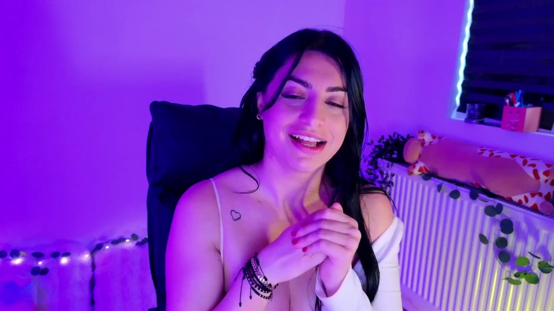 Gallery image thumbnail from Amystique's myfreecams stream on, 05/01/2026, 07:57 image 11 of 20