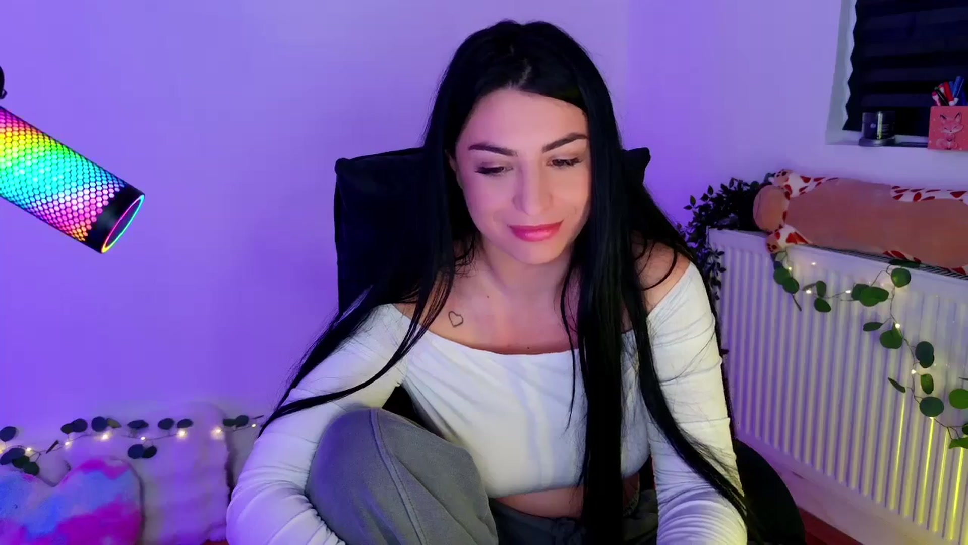 Gallery image thumbnail from Amystique's myfreecams stream on, 05/02/2026, 04:41 image 10 of 20