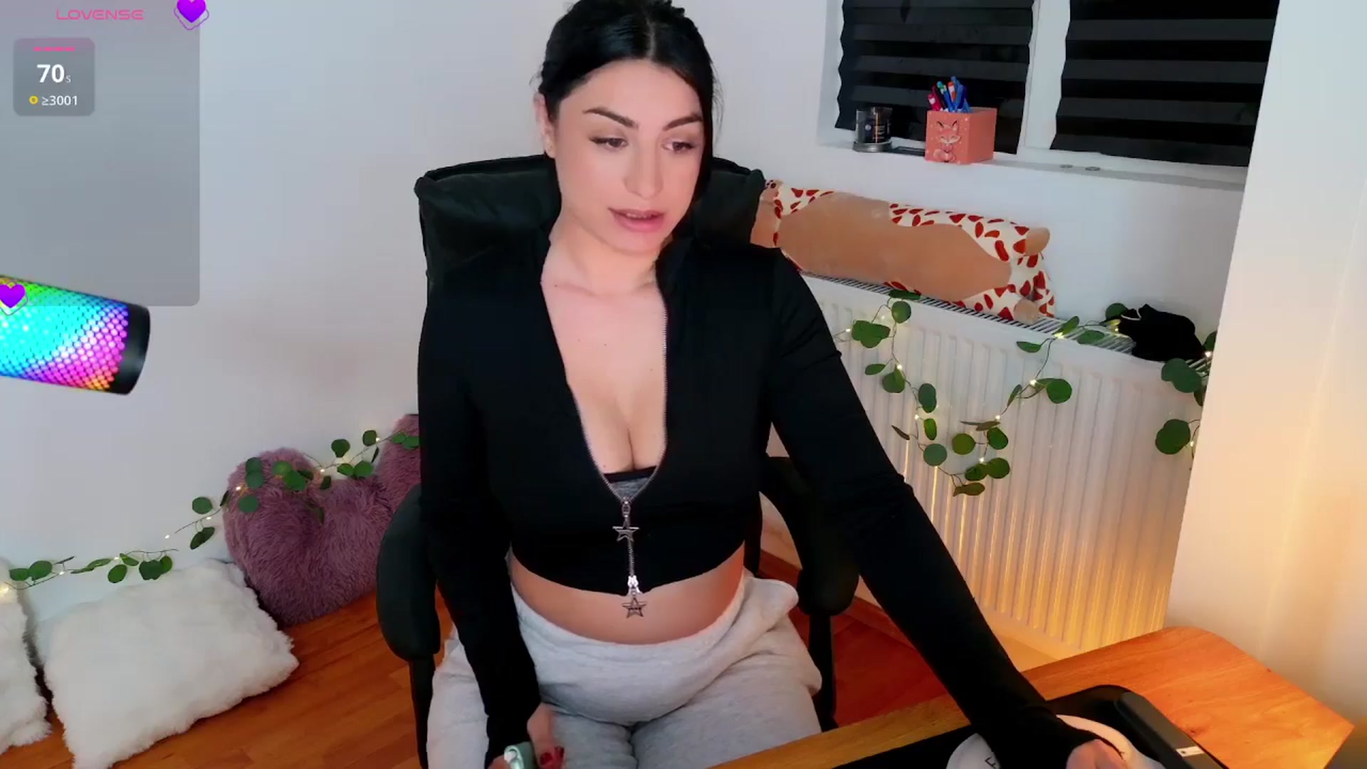 Gallery image thumbnail from Amystique's myfreecams stream on, 05/04/2026, 24:03 image 15 of 20