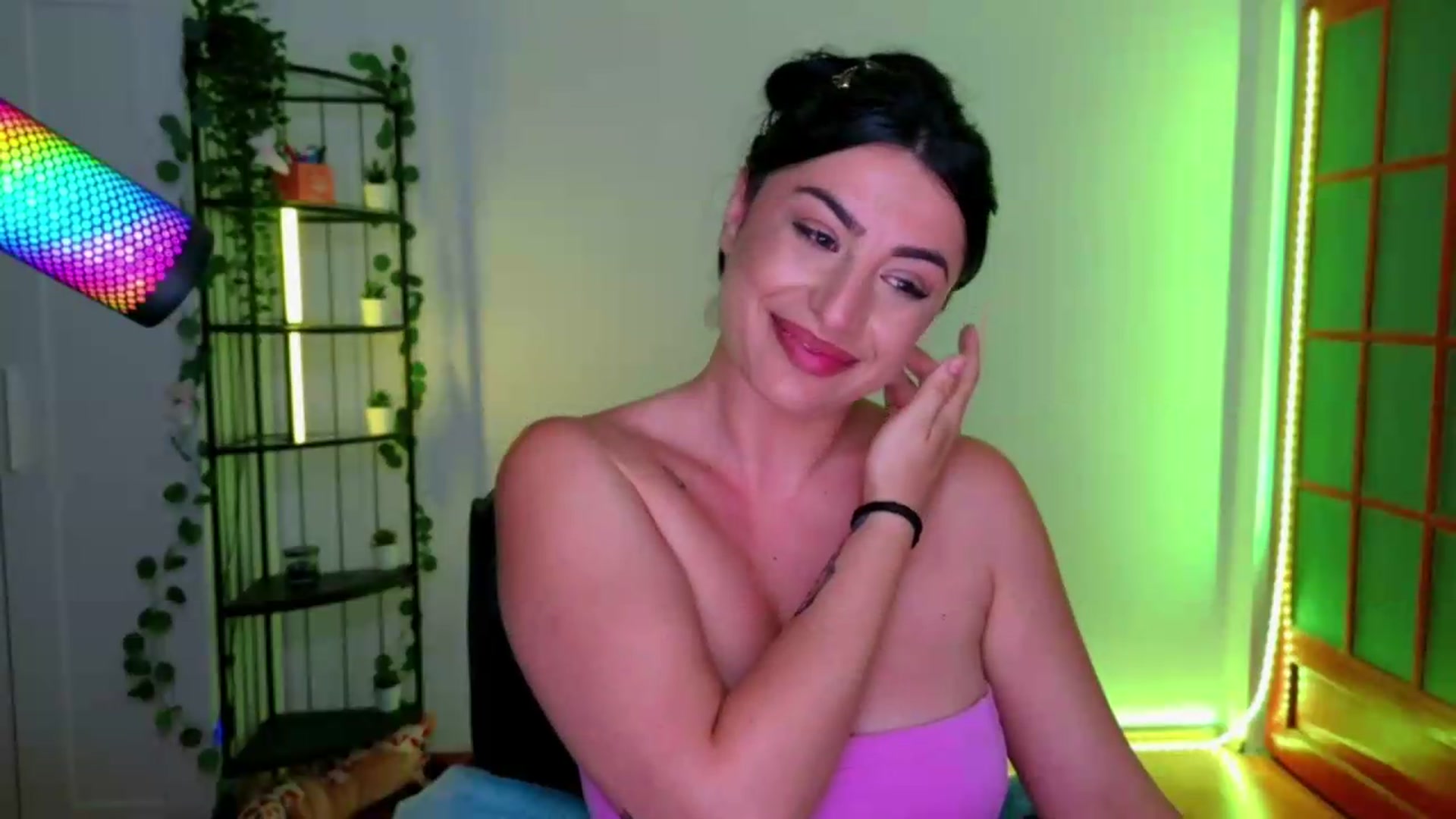 Gallery image thumbnail from Amystique's myfreecams stream on, 05/25/2026, 01:51 image 8 of 20