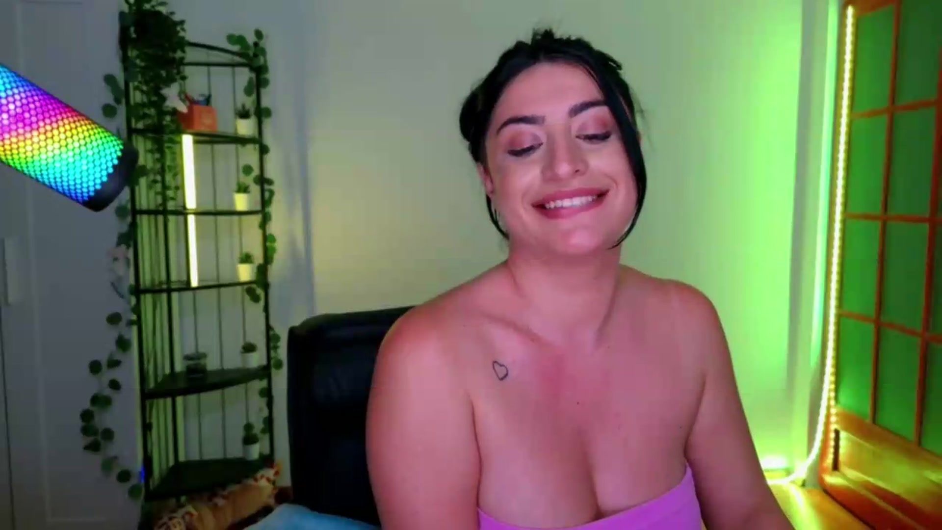 Gallery image thumbnail from Amystique's myfreecams stream on, 05/25/2026, 01:51 image 10 of 20