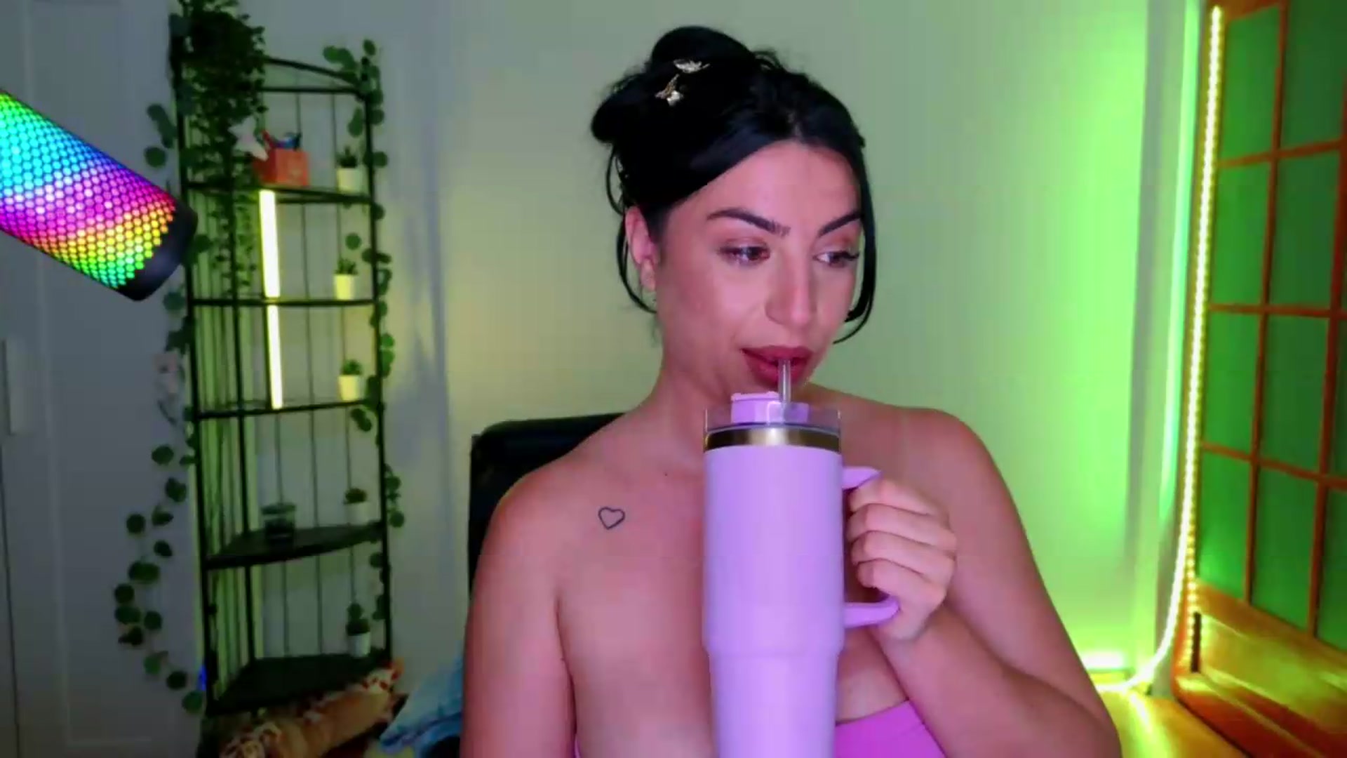 Gallery image thumbnail from Amystique's myfreecams stream on, 05/25/2026, 01:51 image 2 of 20