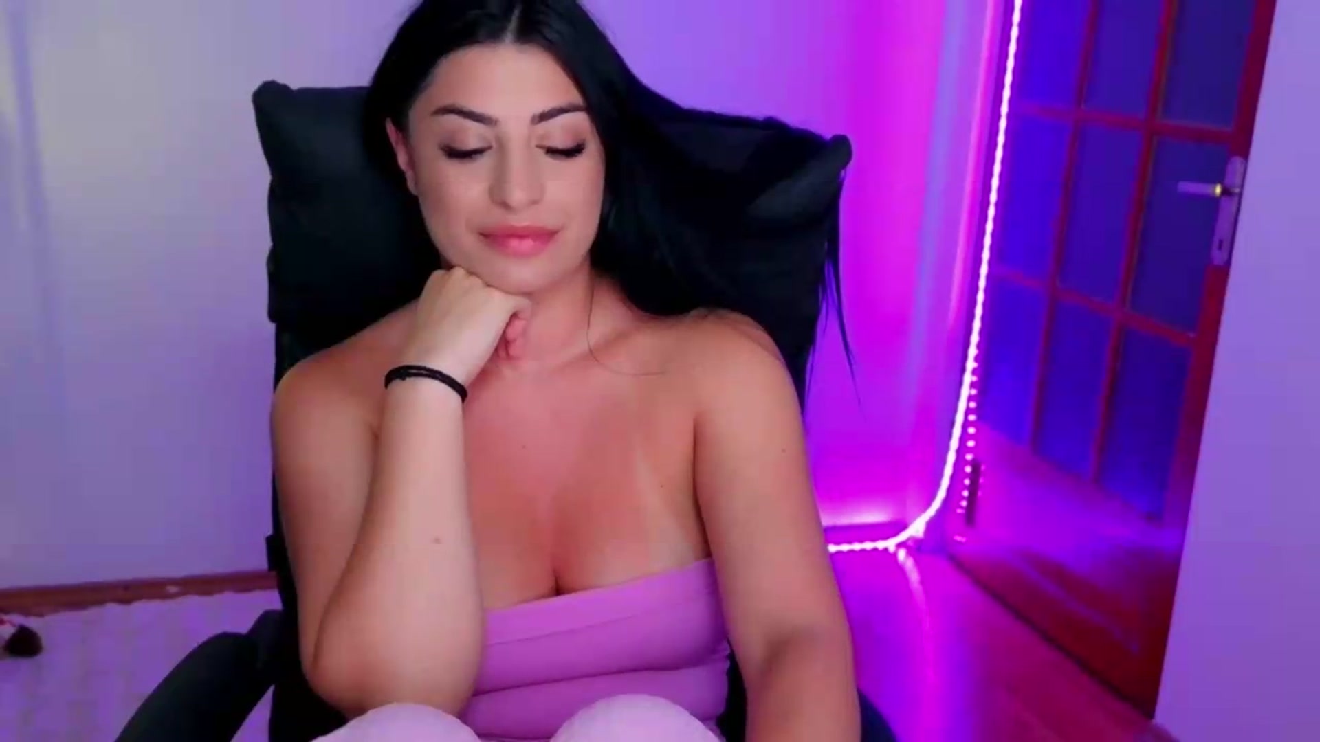 Gallery image thumbnail from Amystique's myfreecams stream on, 05/29/2026, 21:04 image 8 of 20