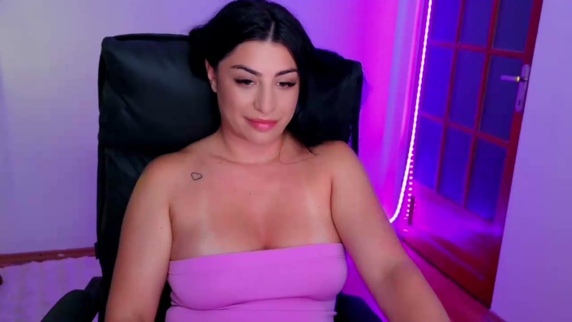 Gallery image thumbnail from Amystique's myfreecams stream on, 05/29/2026, 21:04 image 5 of 20