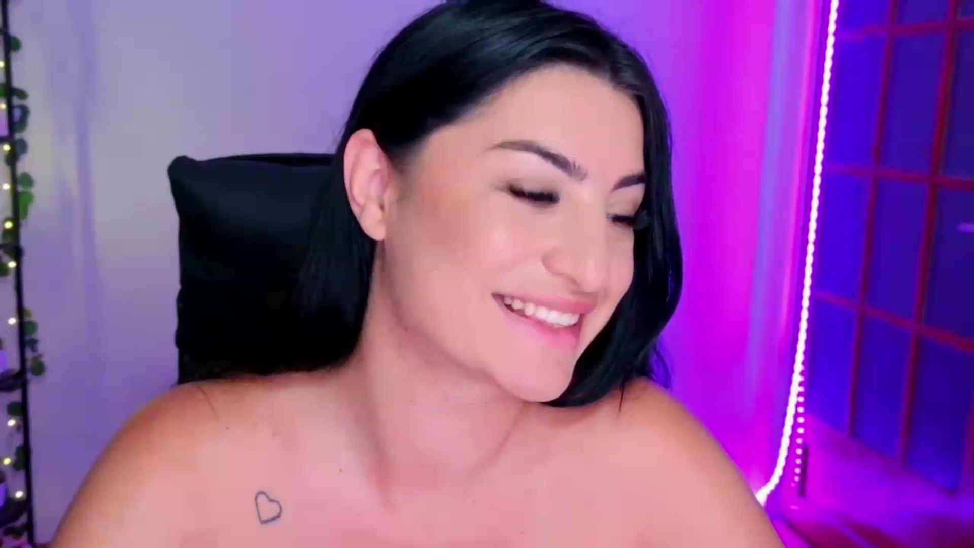 Gallery image thumbnail from Amystique's myfreecams stream on, 05/29/2026, 22:47 image 7 of 20