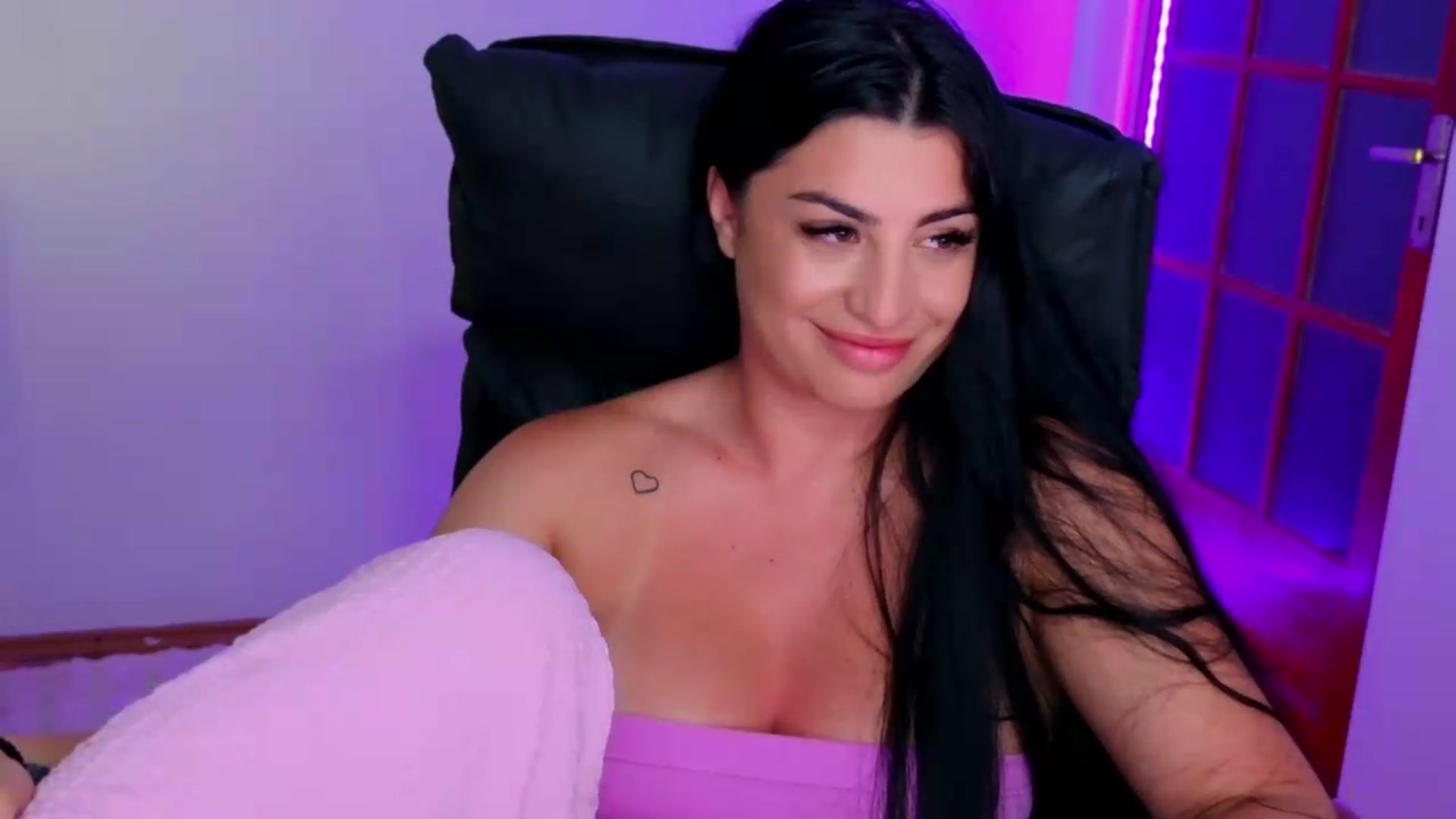 Gallery image thumbnail from Amystique's myfreecams stream on, 05/29/2026, 22:47 image 18 of 20