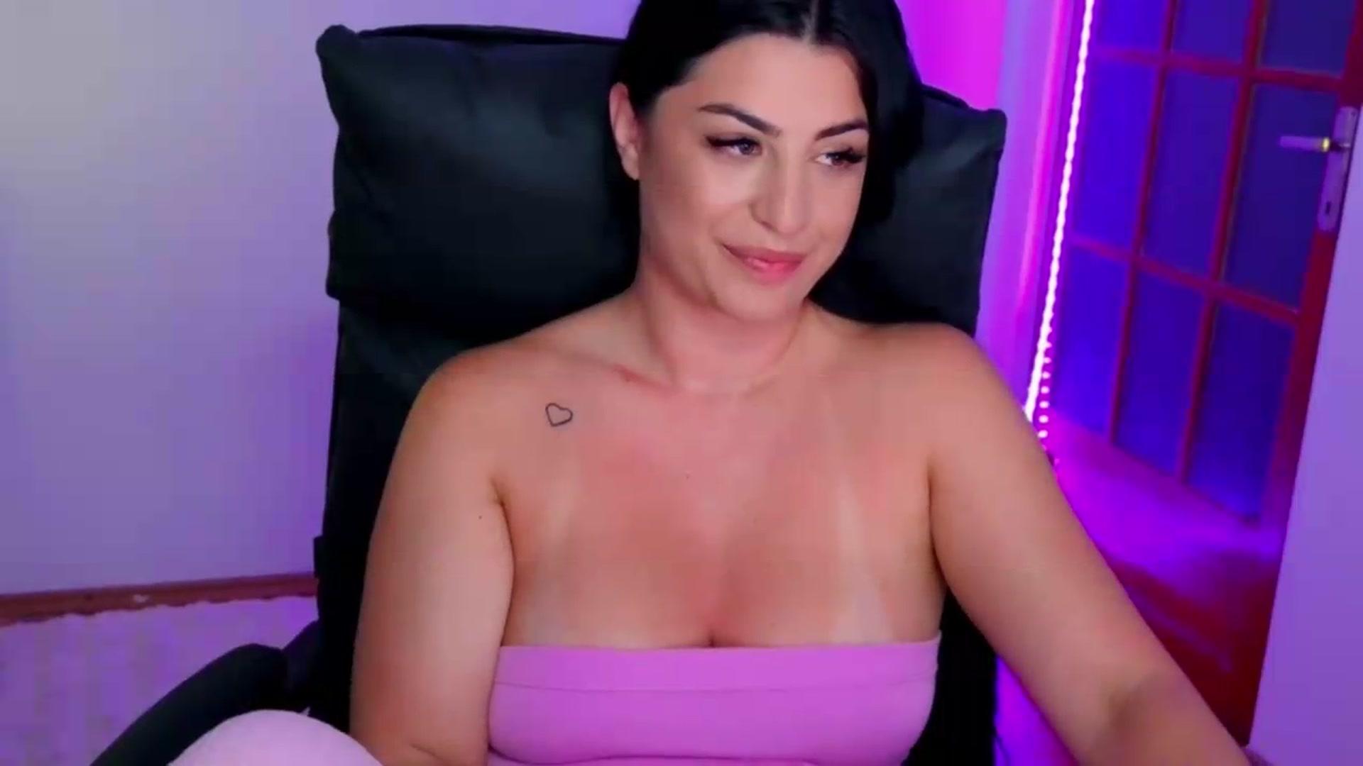 Gallery image thumbnail from Amystique's myfreecams stream on, 05/29/2026, 22:47 image 14 of 20