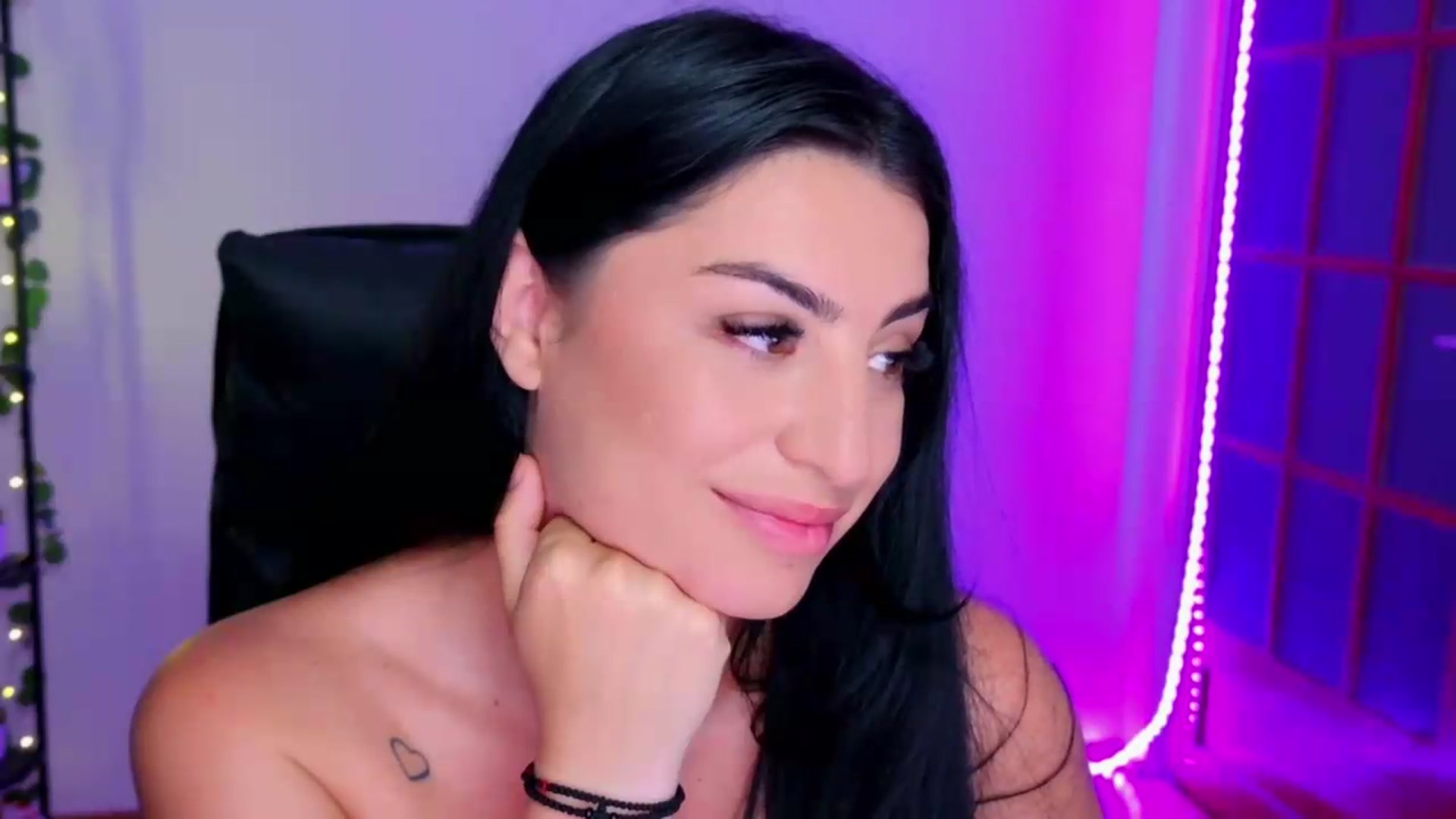 Gallery image thumbnail from Amystique's myfreecams stream on, 05/29/2026, 22:47 image 9 of 20