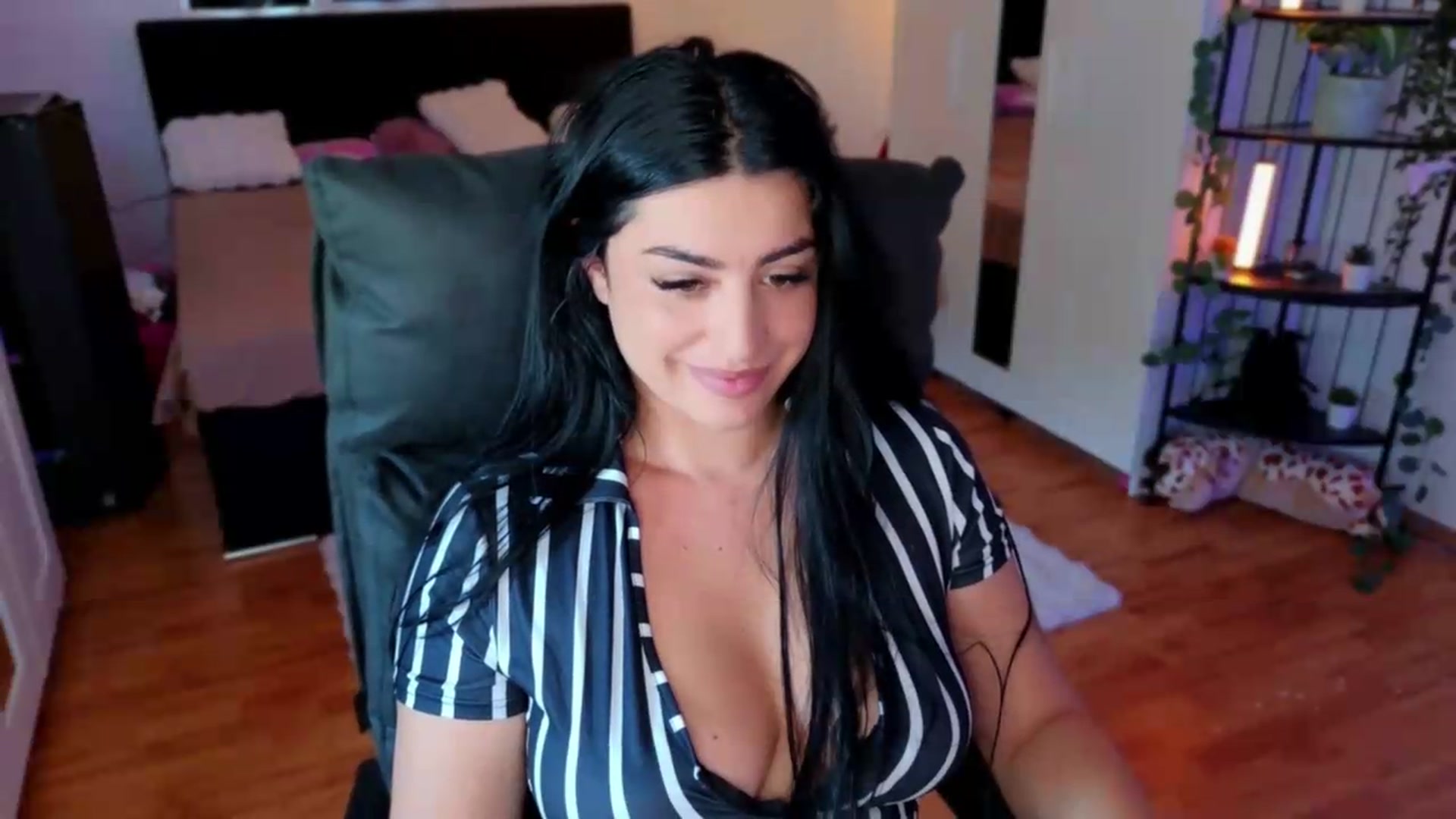 Gallery image thumbnail from Amystique's myfreecams stream on, 07/28/2026, 11:14 image 10 of 20