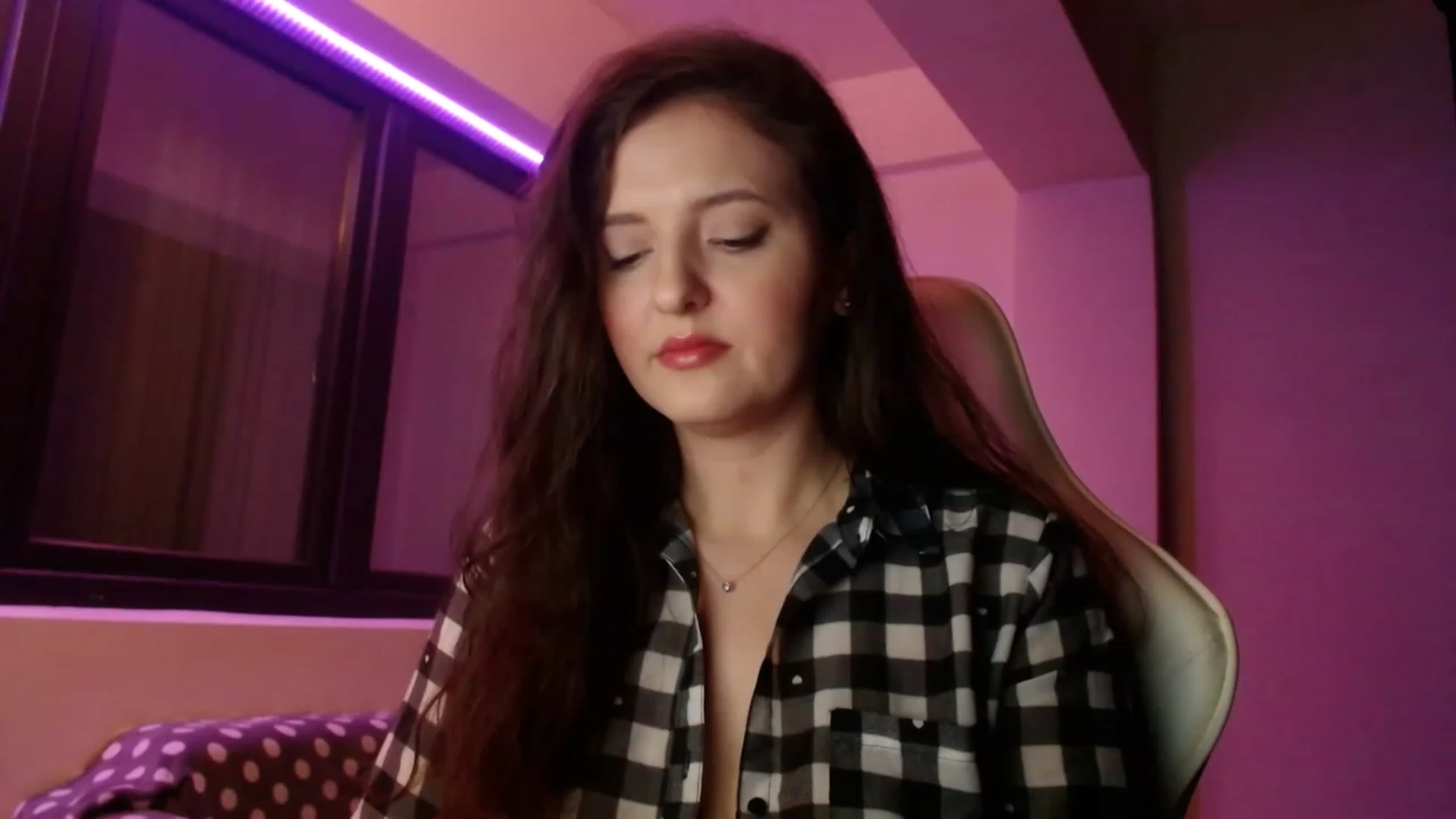 Gallery image thumbnail from AnAzingEricka's myfreecams stream on, 12/19/2022, 07:47 image 2 of 20