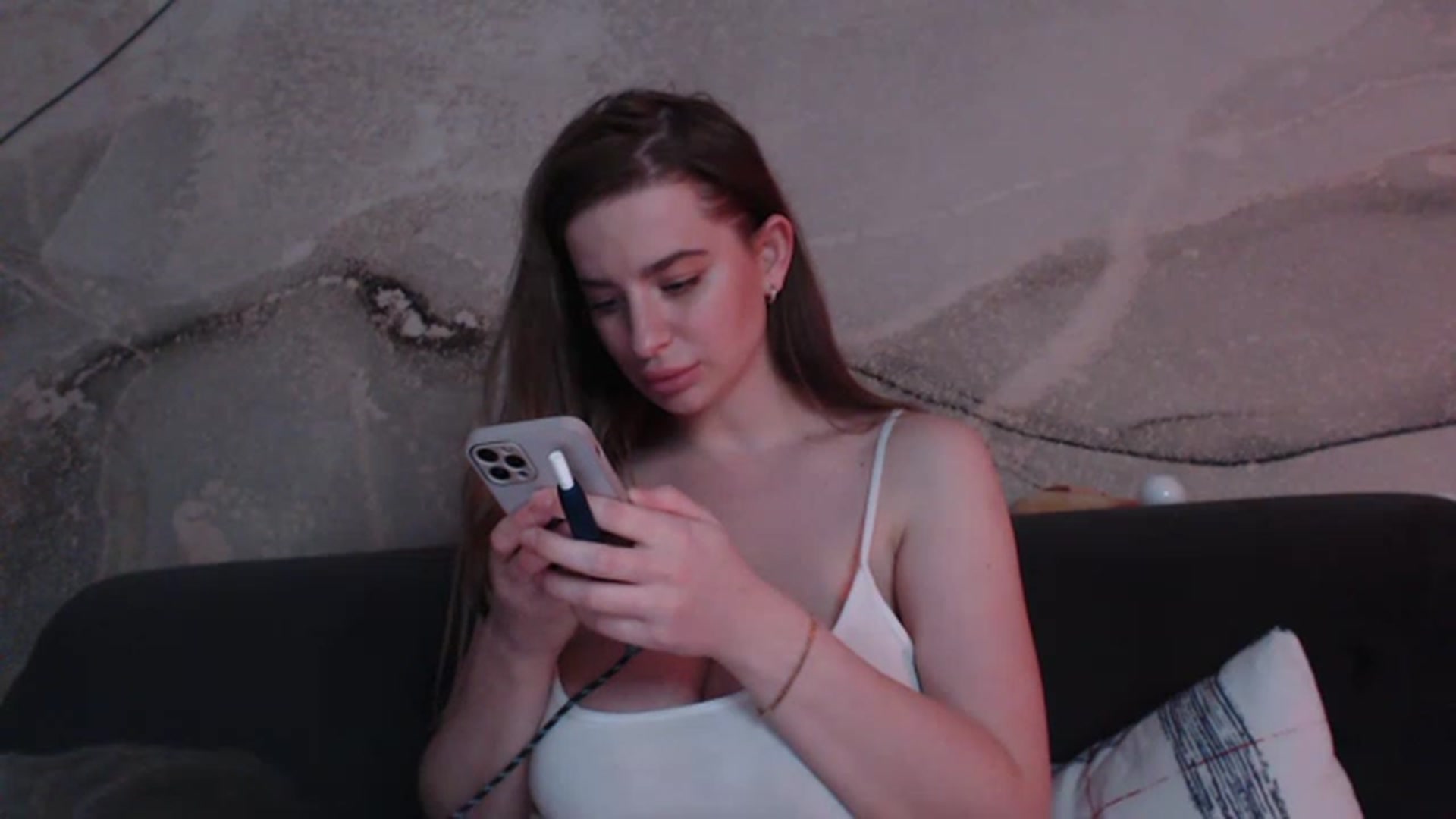 Gallery image thumbnail from An_Basset's myfreecams stream on, 01/17/2023, 24:20 image 16 of 20