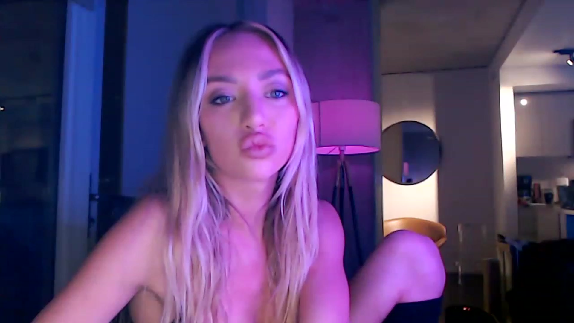 Gallery image thumbnail from AnaFoxx's myfreecams stream on, 12/03/2022, 03:56 image 1 of 20
