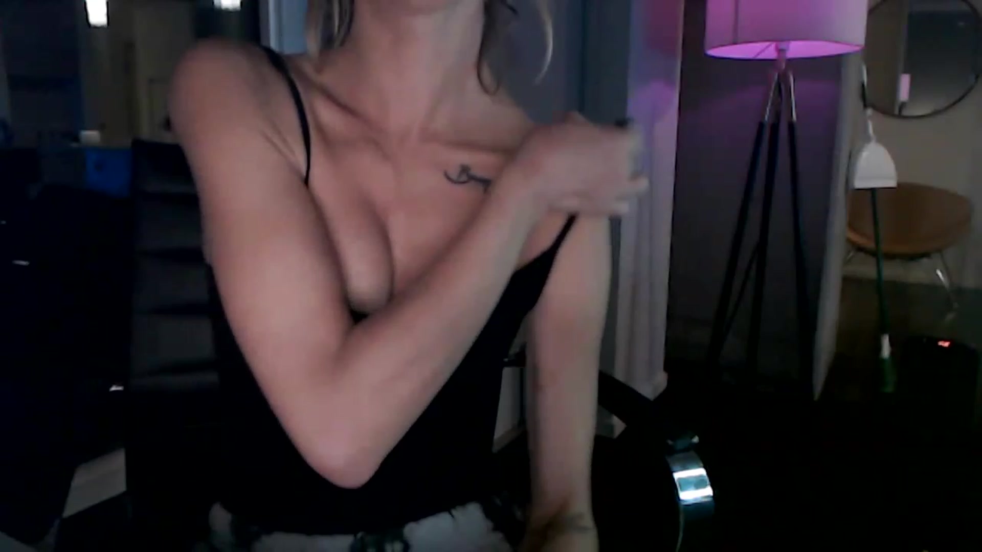 Gallery image thumbnail from AnaFoxx's myfreecams stream on, 12/05/2022, 10:13 image 4 of 20
