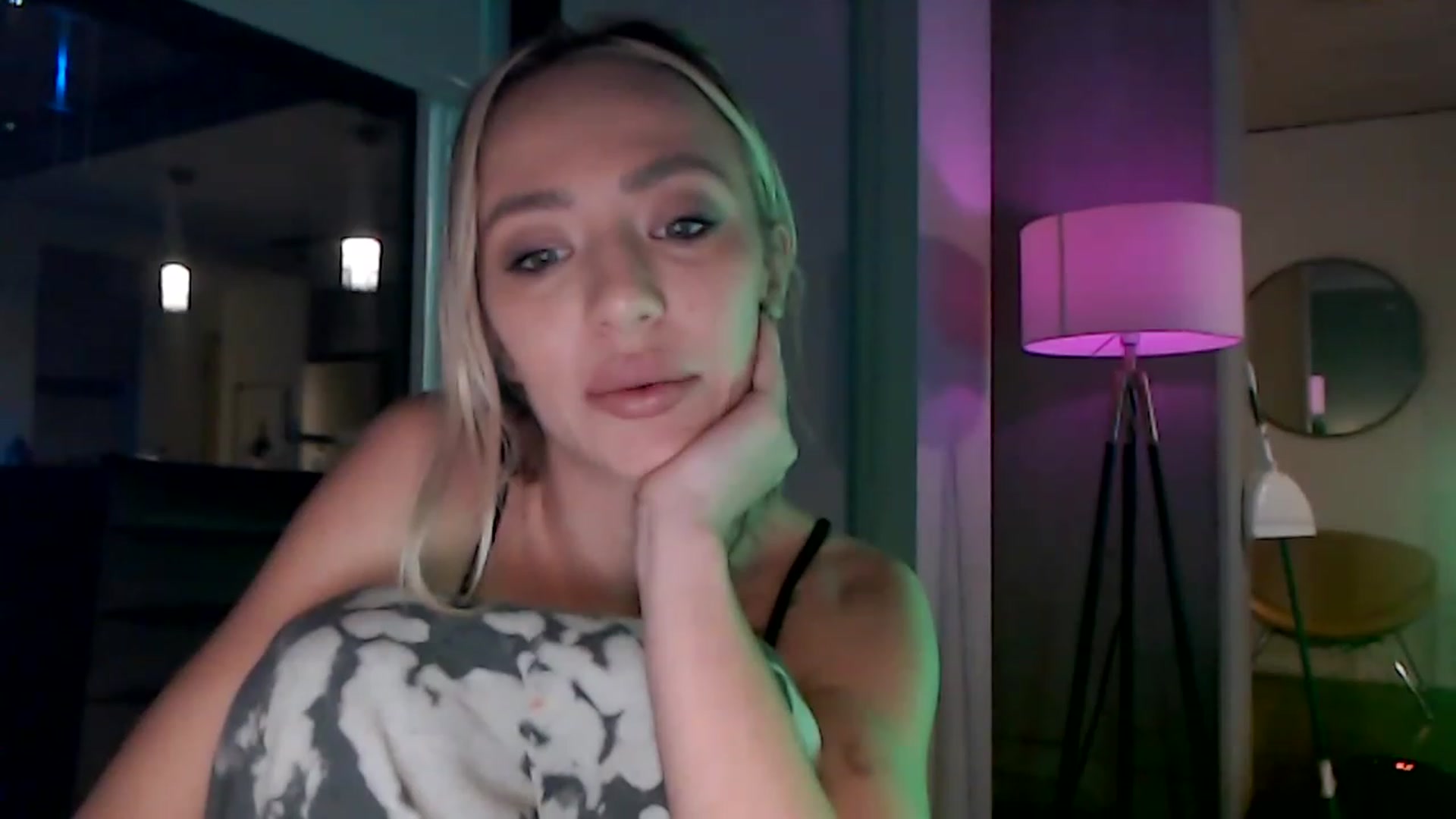 Gallery image thumbnail from AnaFoxx's myfreecams stream on, 12/05/2022, 10:13 image 5 of 20