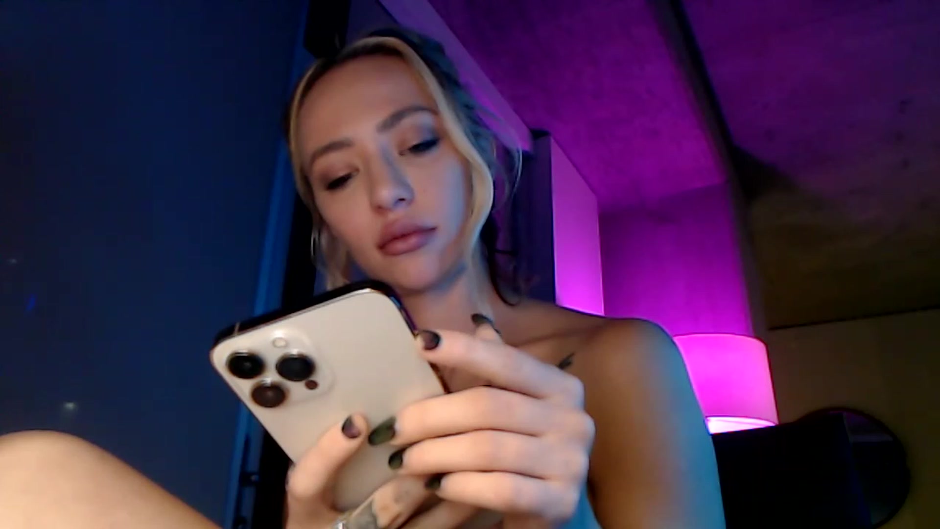 Gallery image thumbnail from AnaFoxx's myfreecams stream on, 12/05/2022, 11:21 image 10 of 20