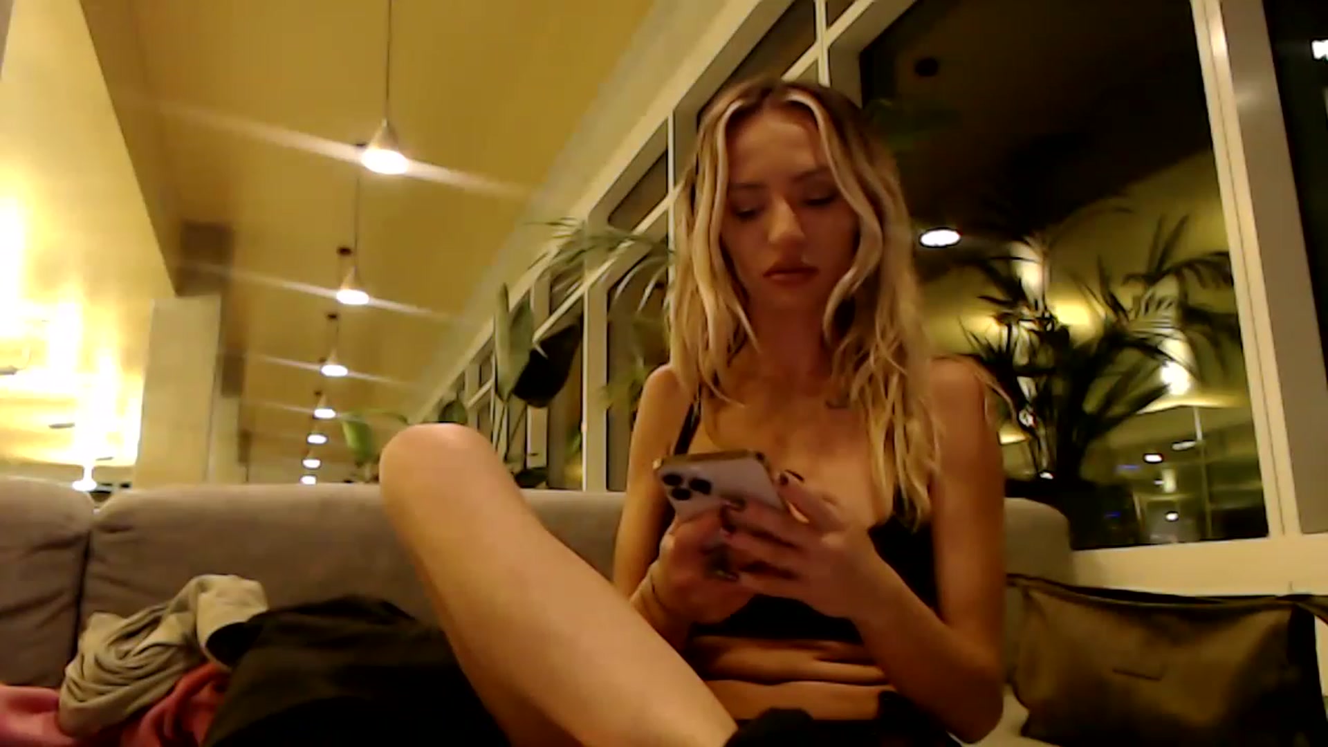 Gallery image thumbnail from AnaFoxx's myfreecams stream on, 12/11/2022, 10:20 image 6 of 20