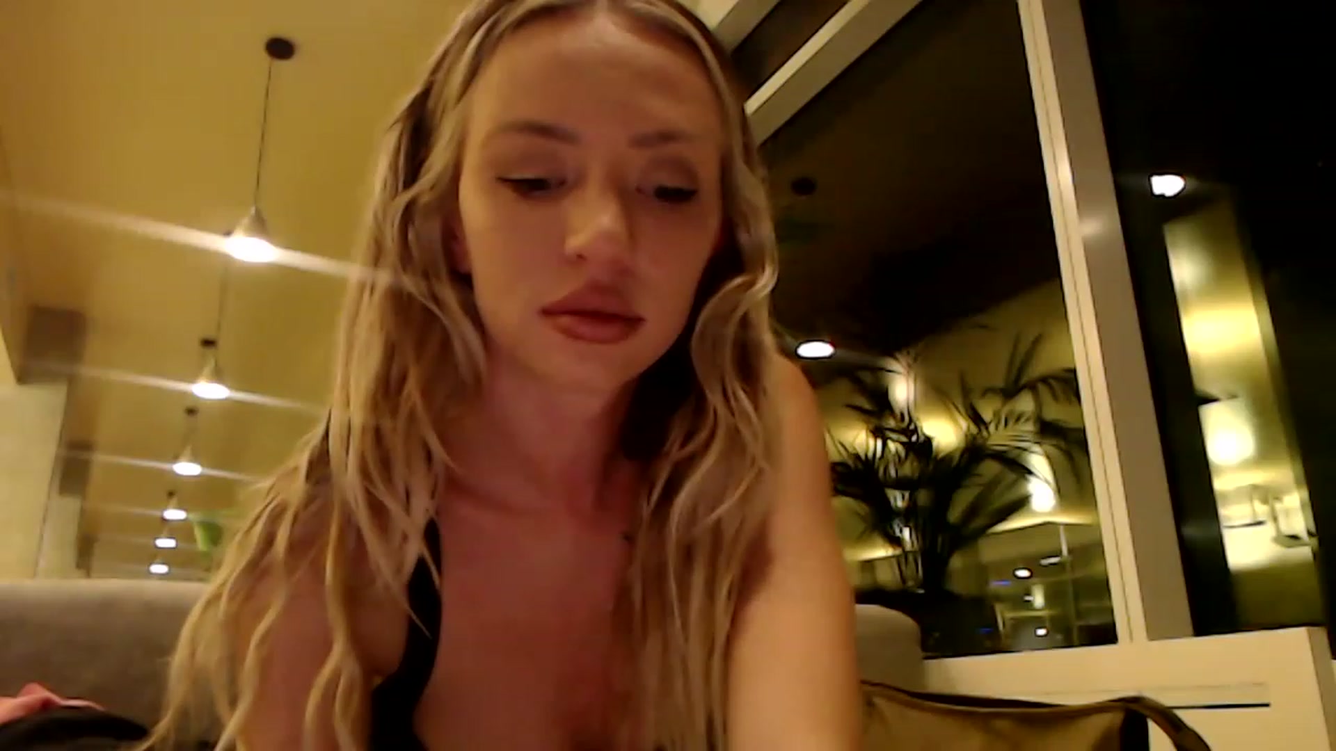 Gallery image thumbnail from AnaFoxx's myfreecams stream on, 12/11/2022, 10:20 image 2 of 20
