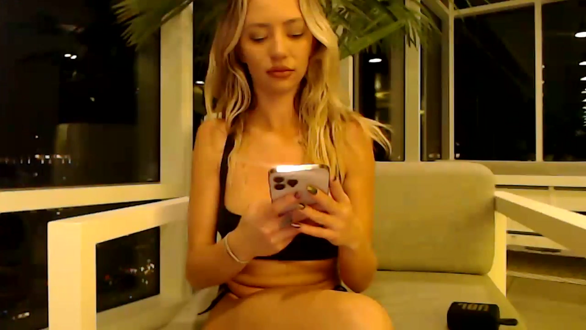 Gallery image thumbnail from AnaFoxx's myfreecams stream on, 12/11/2022, 10:39 image 8 of 20