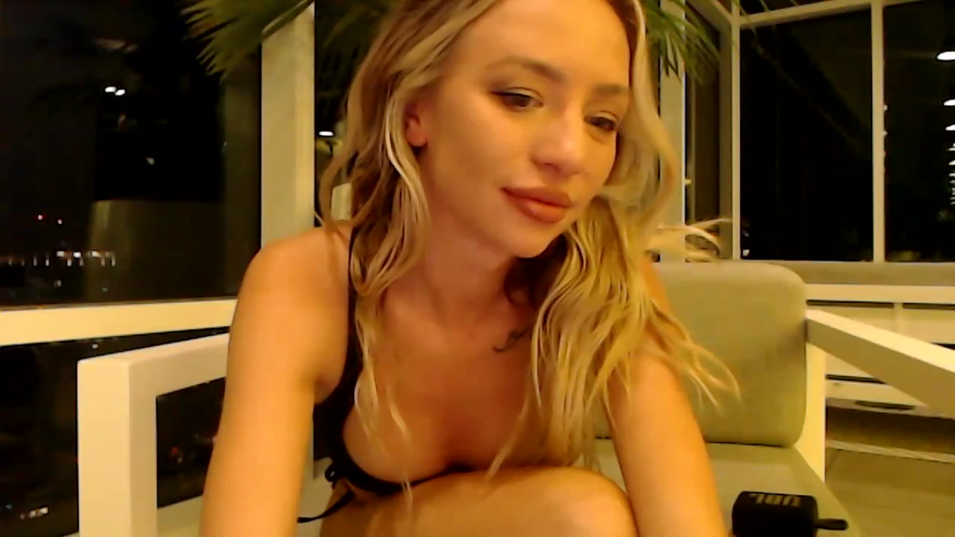 Gallery image thumbnail from AnaFoxx's myfreecams stream on, 12/11/2022, 10:39 image 7 of 20