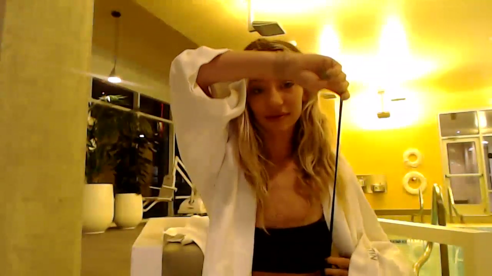 Gallery image thumbnail from AnaFoxx's myfreecams stream on, 12/11/2022, 11:32 image 15 of 20