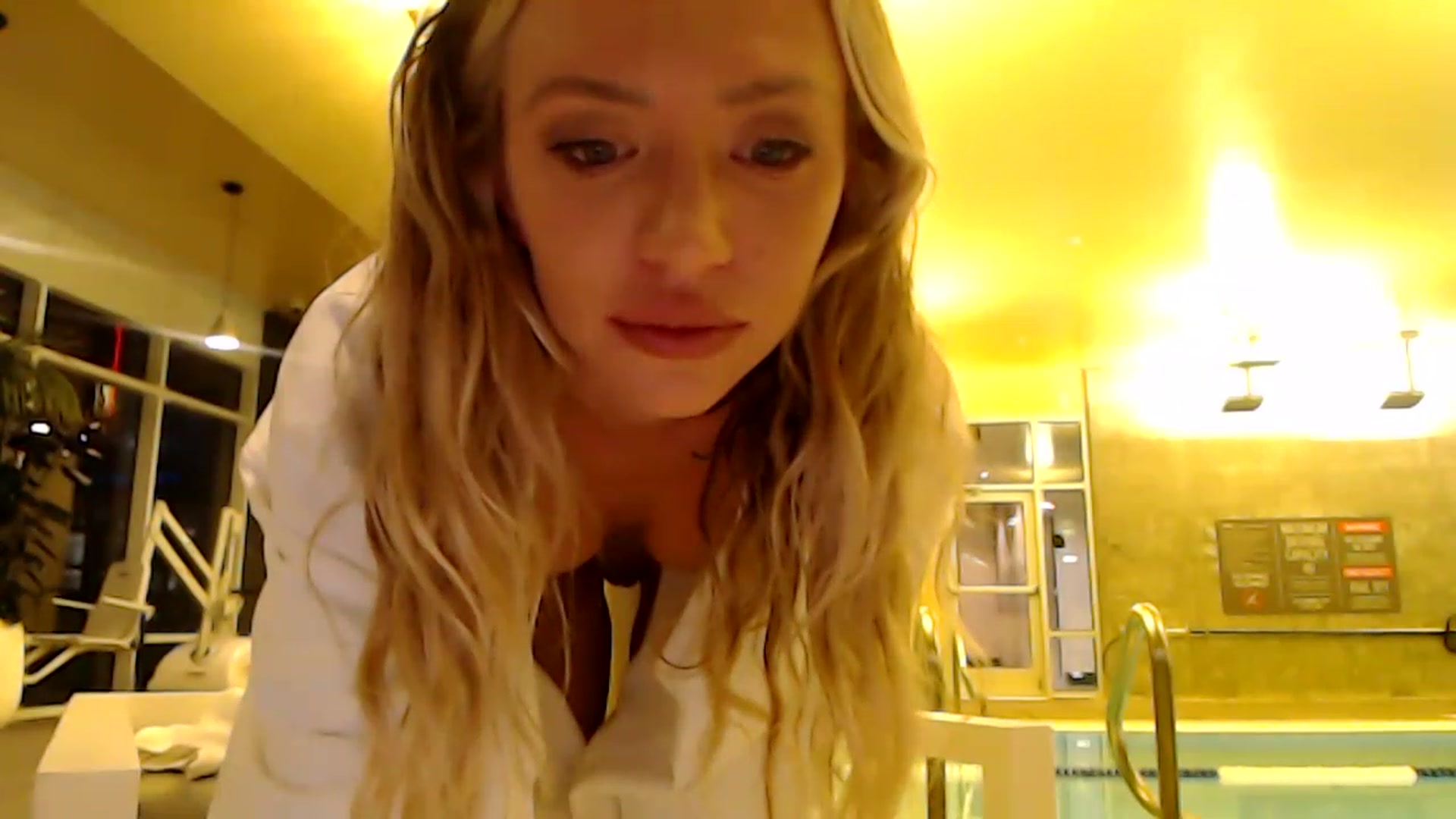 Gallery image thumbnail from AnaFoxx's myfreecams stream on, 12/11/2022, 11:32 image 17 of 20