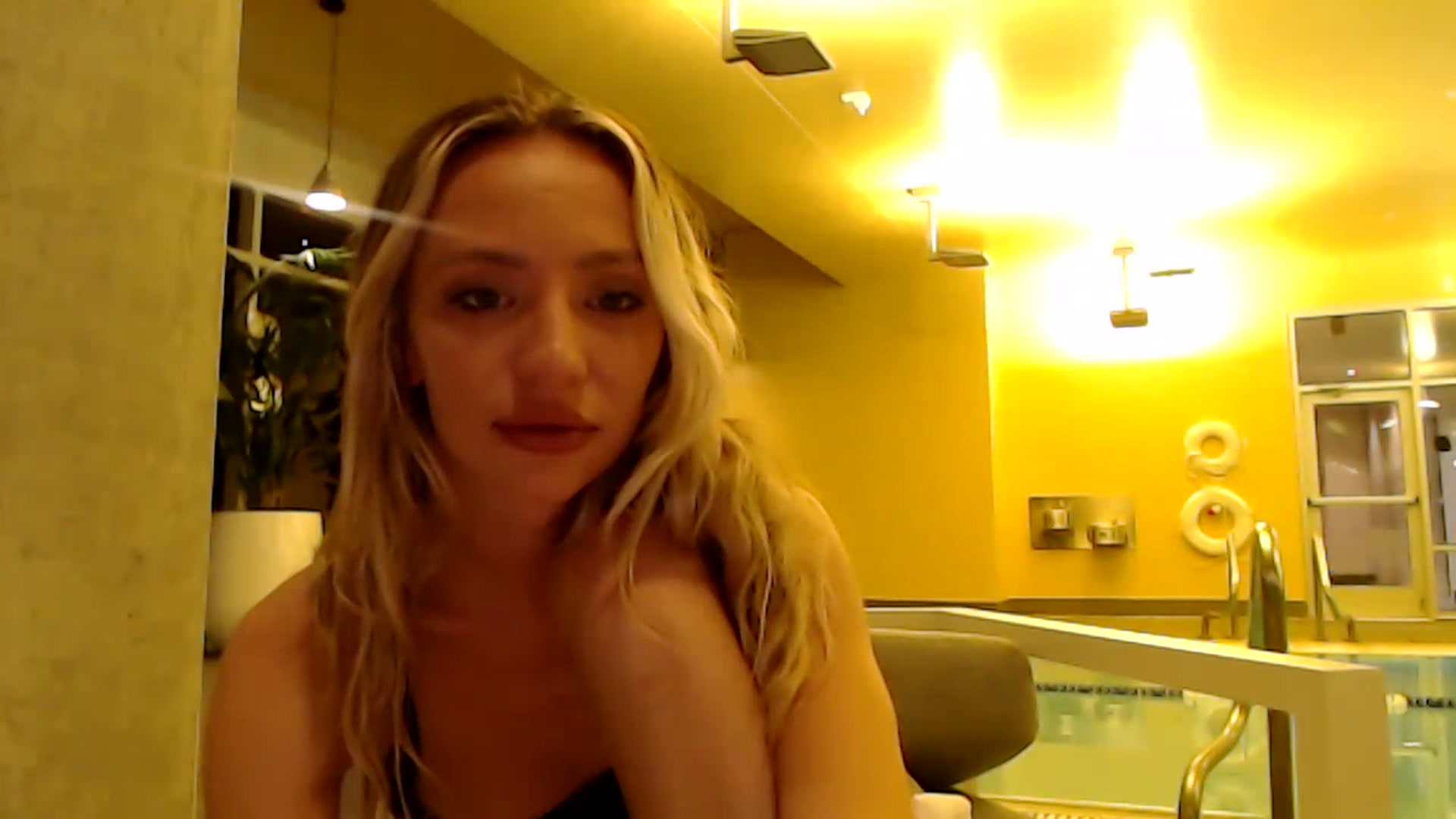 Gallery image thumbnail from AnaFoxx's myfreecams stream on, 12/11/2022, 11:32 image 11 of 20