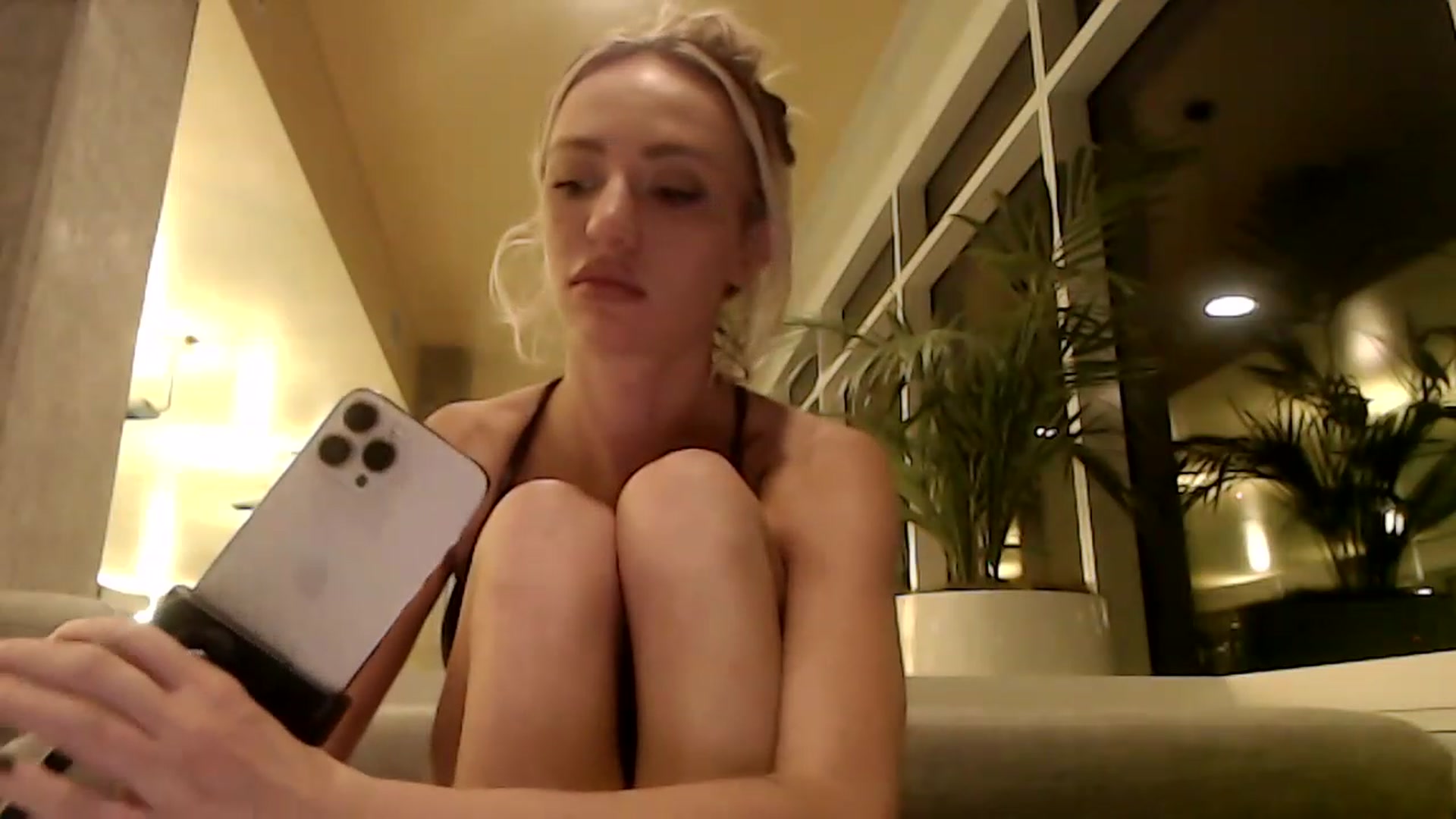 Gallery image thumbnail from AnaFoxx's myfreecams stream on, 12/12/2022, 10:45 image 9 of 20