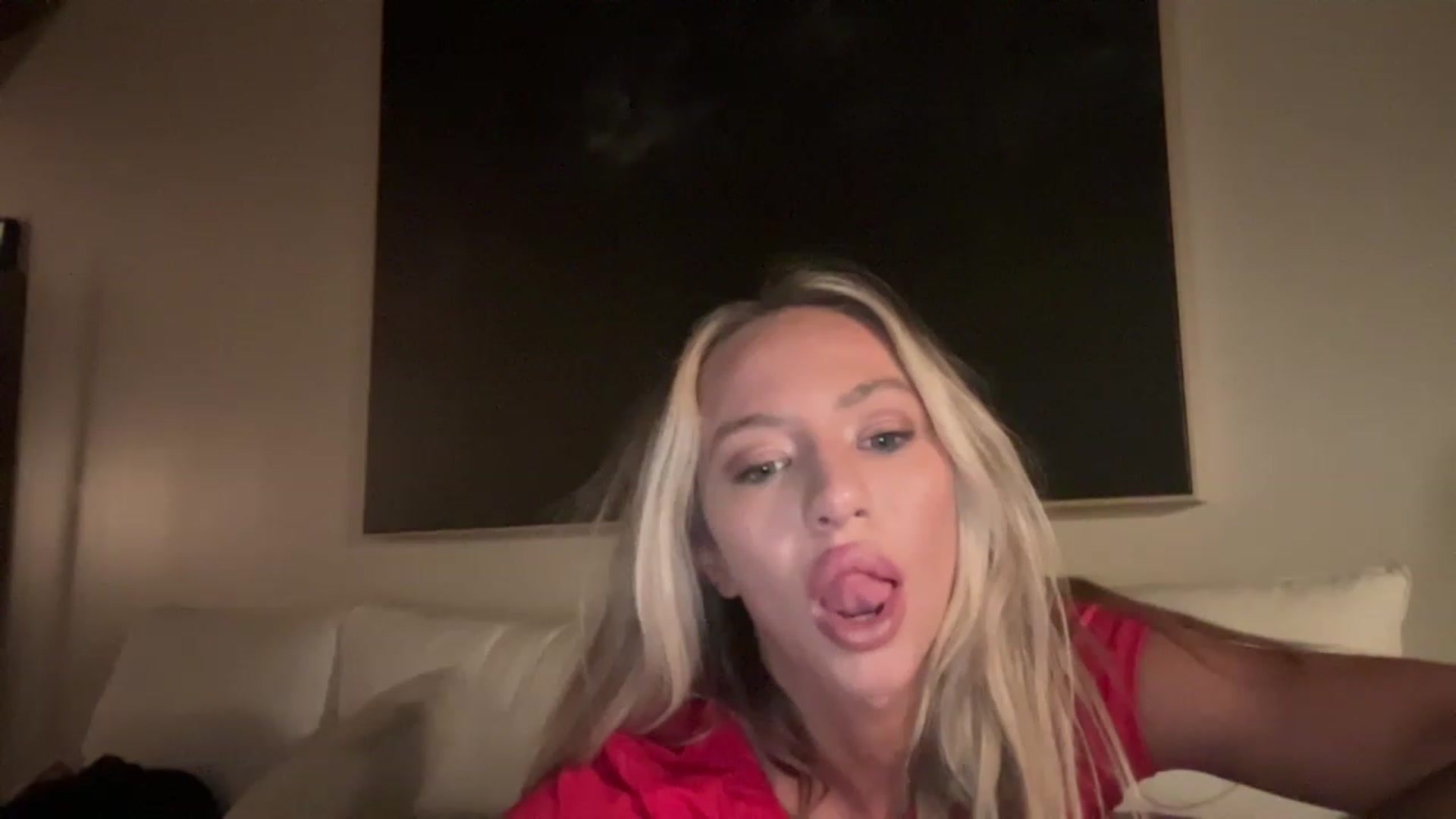 Gallery image thumbnail from AnaFoxx's myfreecams stream on, 12/18/2022, 06:52 image 5 of 20