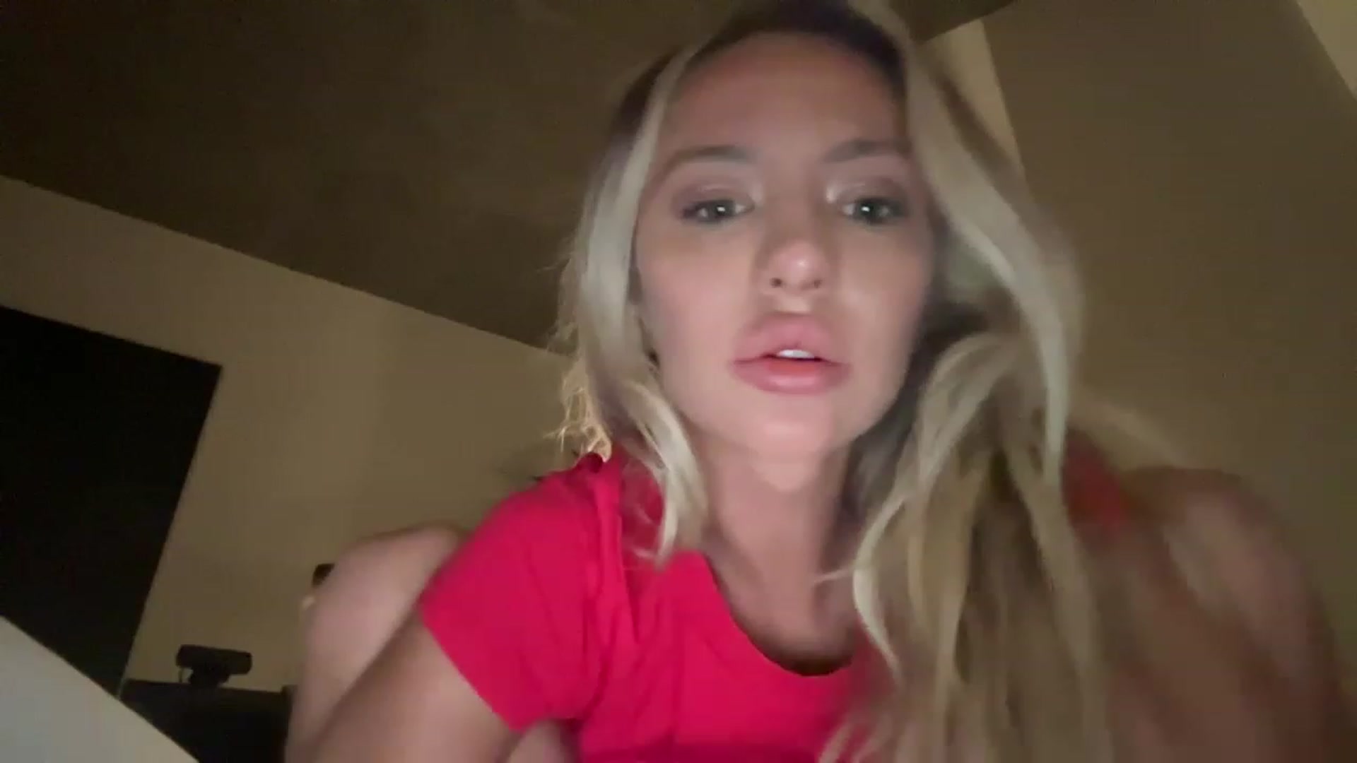Gallery image thumbnail from AnaFoxx's myfreecams stream on, 12/18/2022, 08:37 image 17 of 20