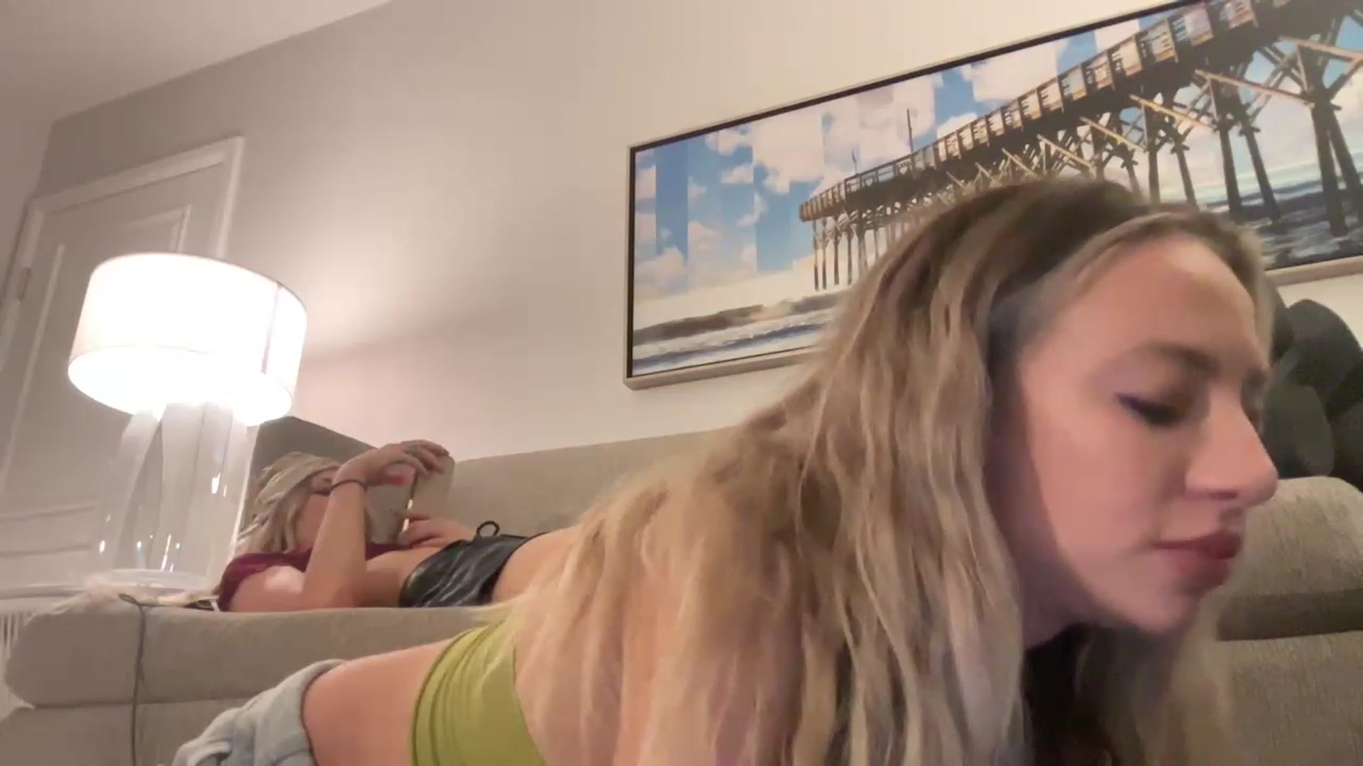 Gallery image thumbnail from AnaFoxx's myfreecams stream on, 12/24/2022, 12:13 image 18 of 20