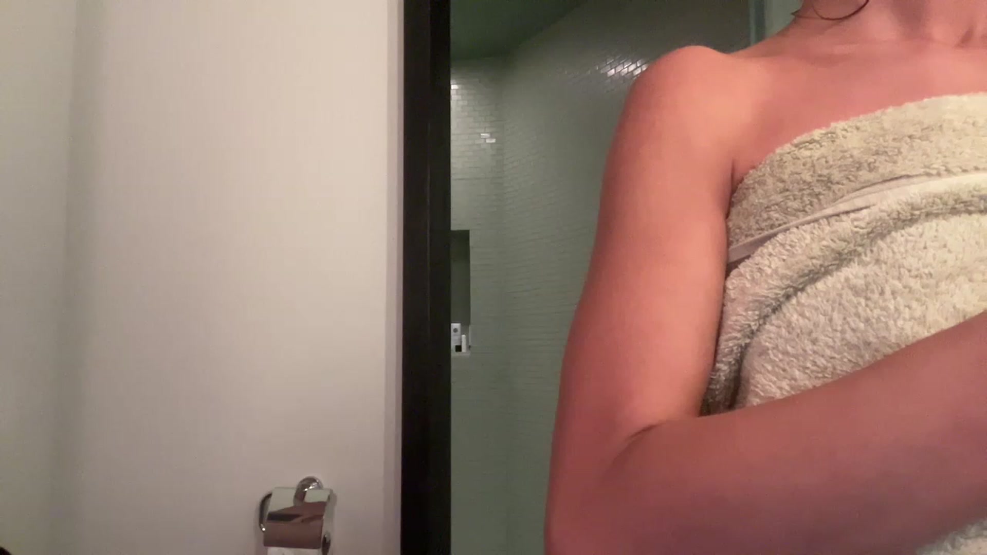 Gallery image thumbnail from AnaFoxx's myfreecams stream on, 03/01/2023, 12:36 image 20 of 20