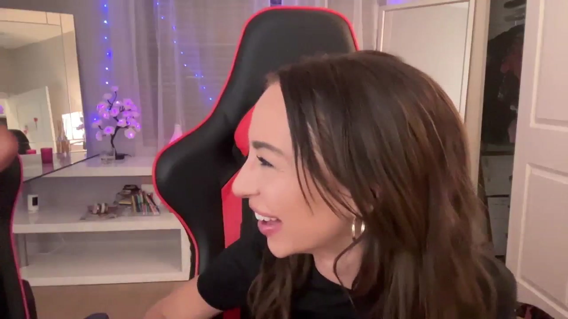 Gallery image thumbnail from AnaFoxx's myfreecams stream on, 08/07/2023, 07:42 image 10 of 20