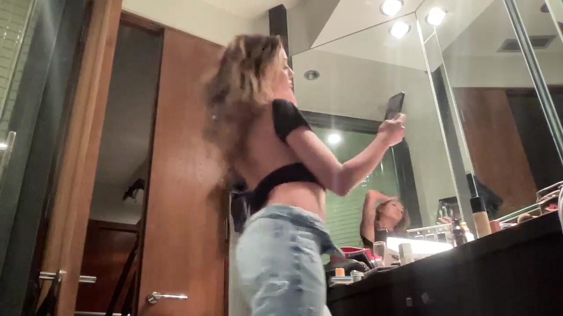 Gallery image thumbnail from AnaFoxx's myfreecams stream on, 06/03/2024, 08:22 image 20 of 20