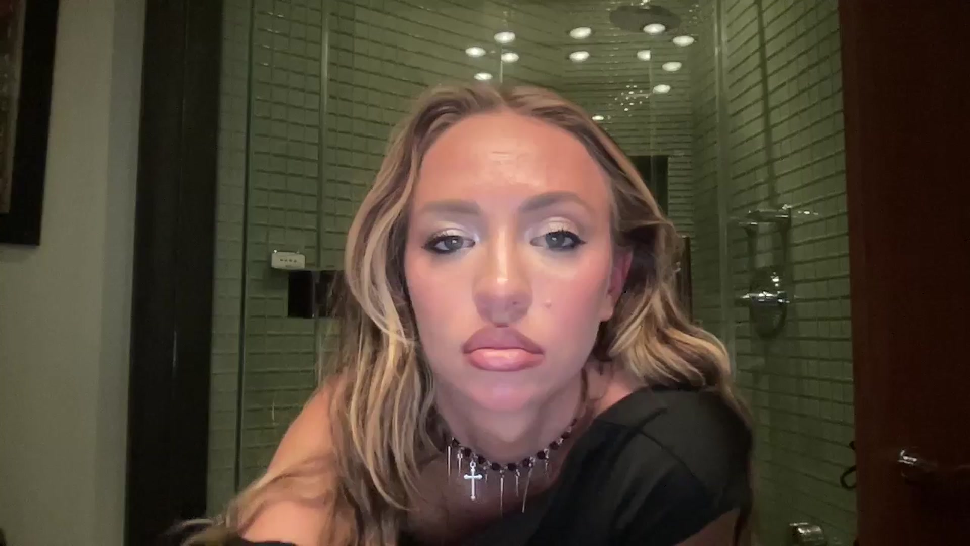 Gallery image thumbnail from AnaFoxx's myfreecams stream on, 06/03/2024, 09:37 image 12 of 20