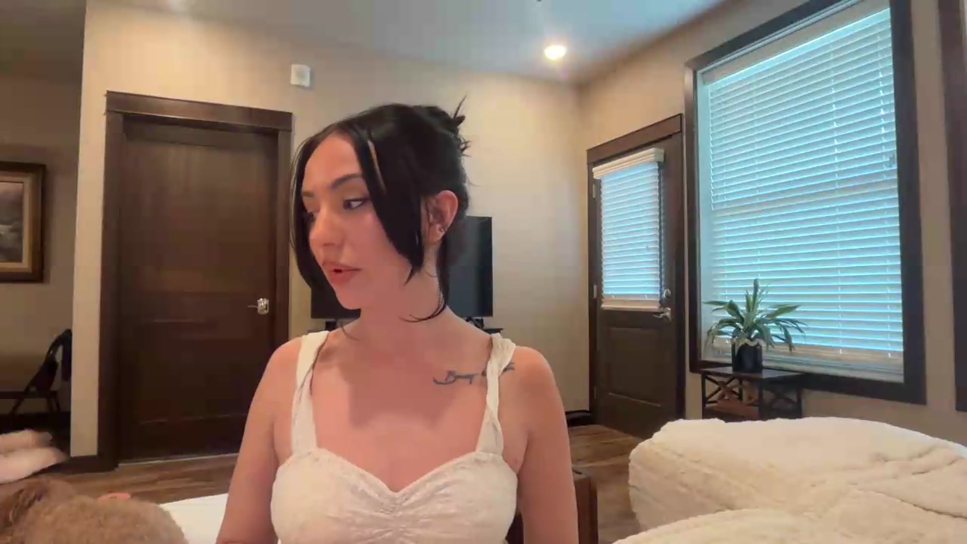 Gallery image thumbnail from AnaFoxx's myfreecams stream on, 08/12/2026, 16:55 image 17 of 20