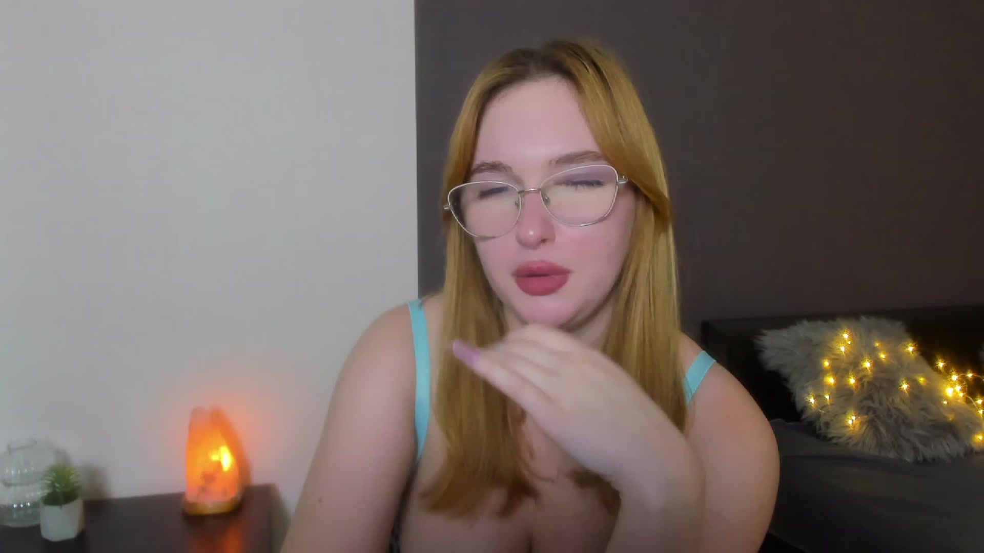 Gallery image thumbnail from AnaFoxy's myfreecams stream on, 11/19/2023, 13:19 image 16 of 20