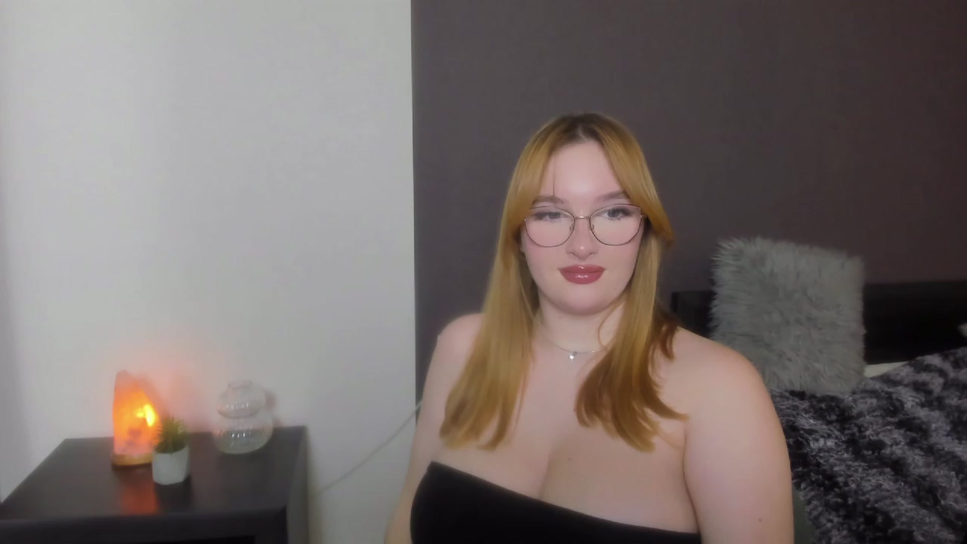 Gallery image thumbnail from AnaFoxy's myfreecams stream on, 12/09/2023, 11:40 image 16 of 20